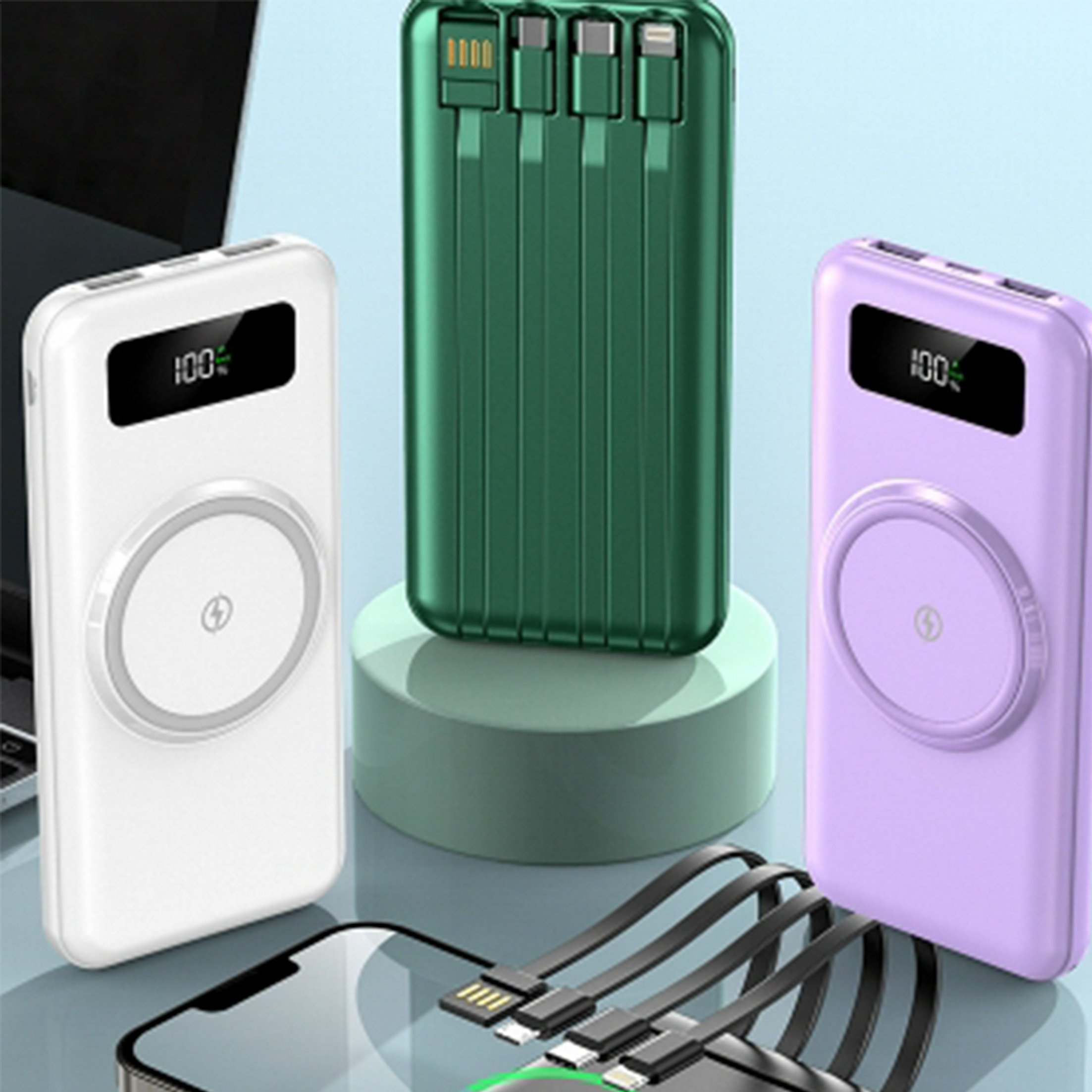 Drei tragbare Ladegeräte in Weiß, Grün und Lila, mit USB-Kabeln. Die Ladegeräte stehen auf einem Ständer.
