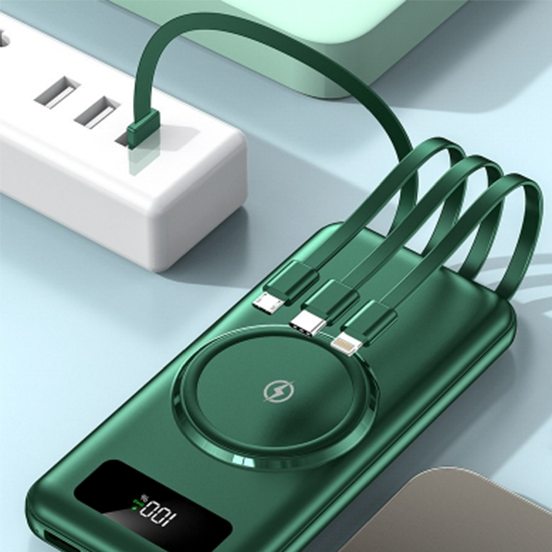 Grüne Powerbank mit Kabeln, die an ein weißes Multiport-Ladegerät angeschlossen sind. Zeigt eine Digitalanzeige.