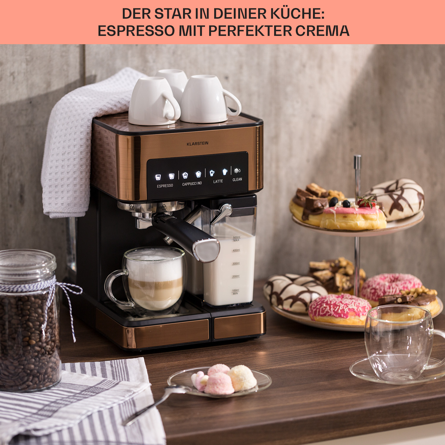 Macchina per caffè espresso con caffè, latte e ciambelle. Sfondo: tavolo di legno.