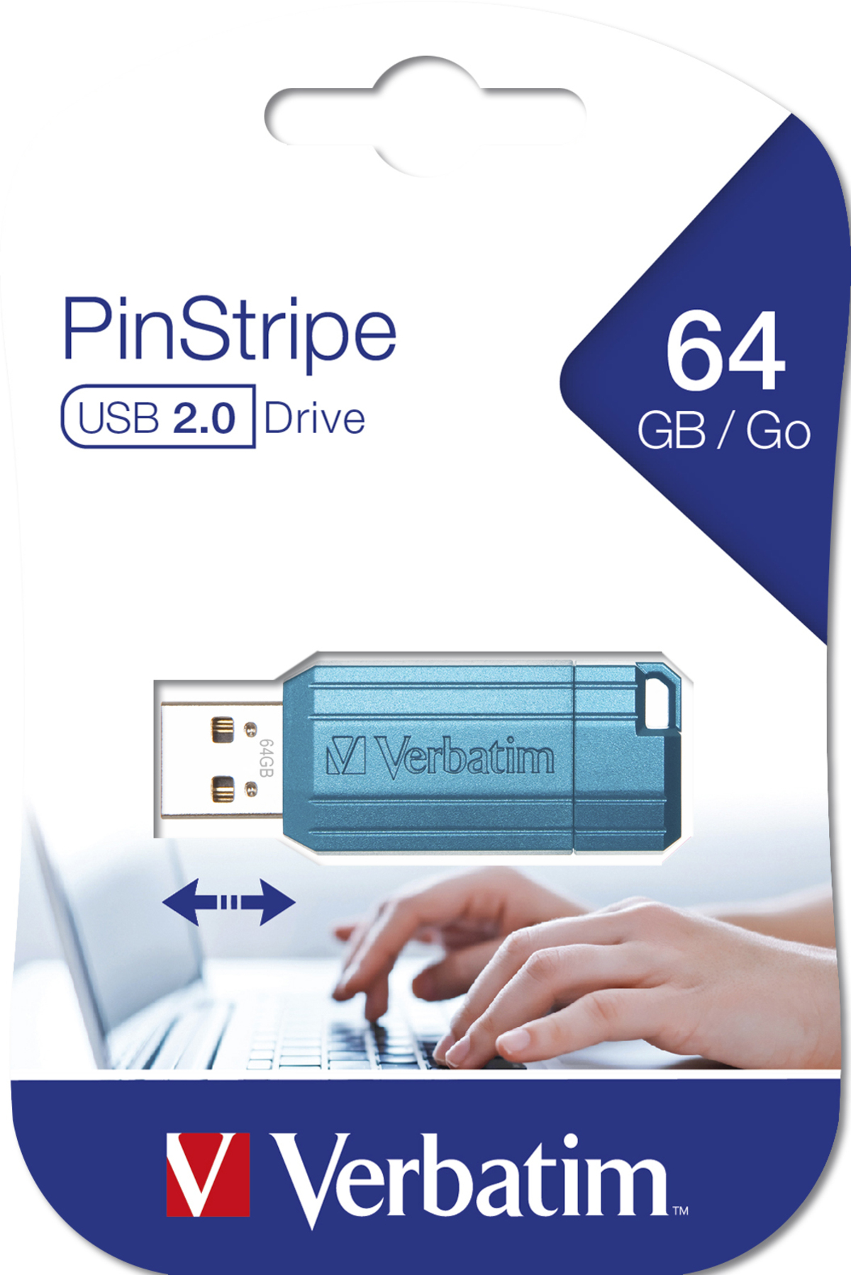 Ein blau-weißer Verbatim USB-Stick in einer Verpackung. Der Stick befindet sich vor einem Laptop.