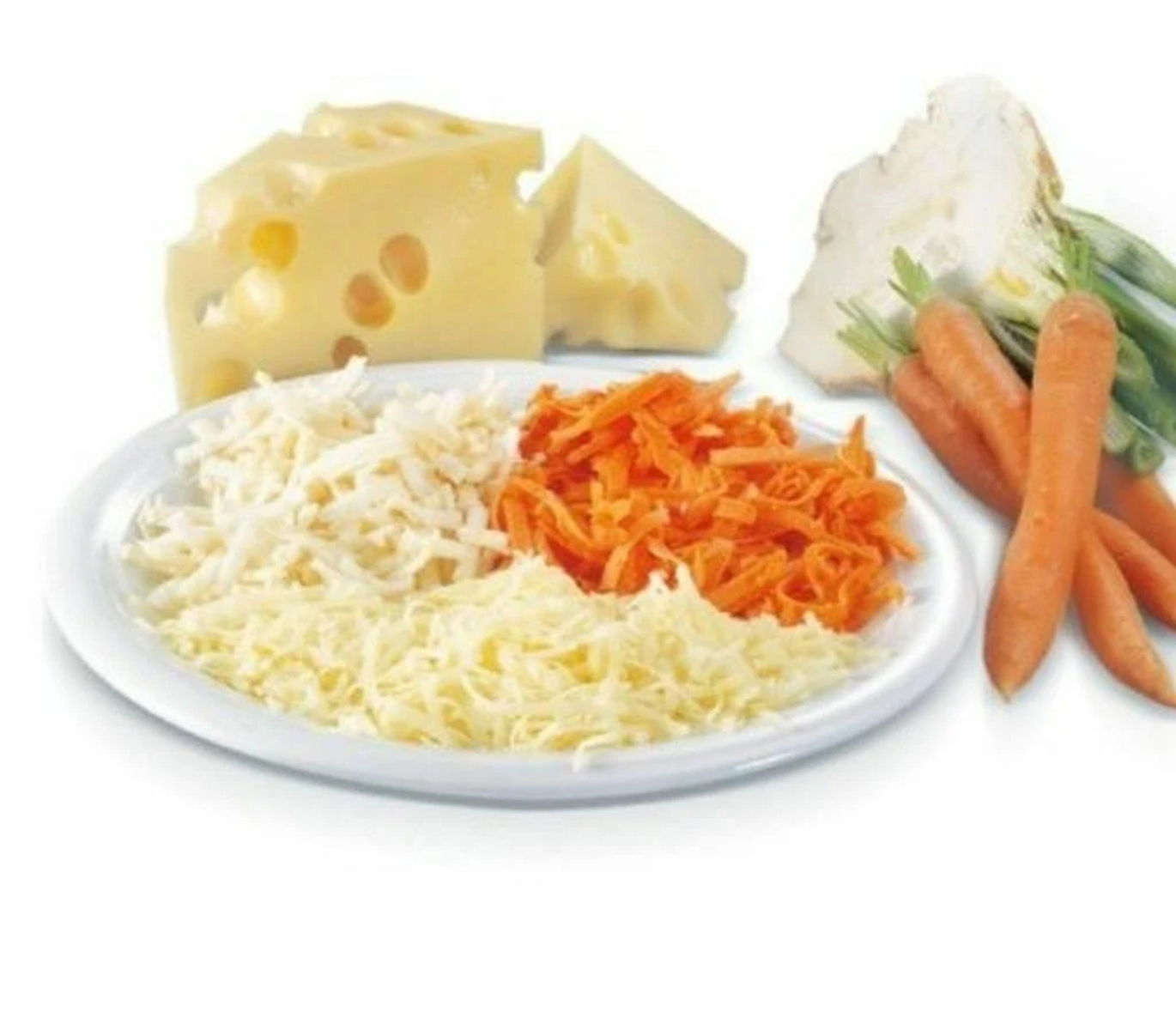 Plato con queso rallado, zanahorias y otros ingredientes, sobre superficie blanca.