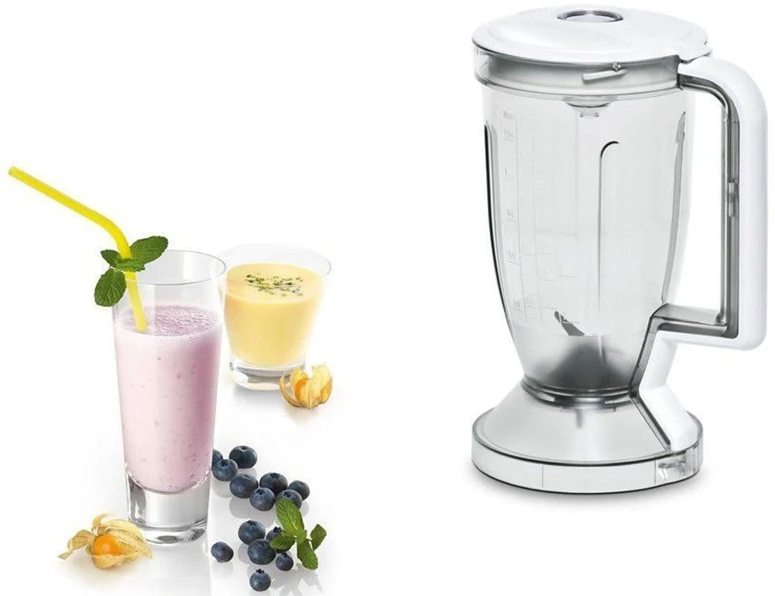 Licuadora con batido y otra bebida en vasos, arándanos y adorno.