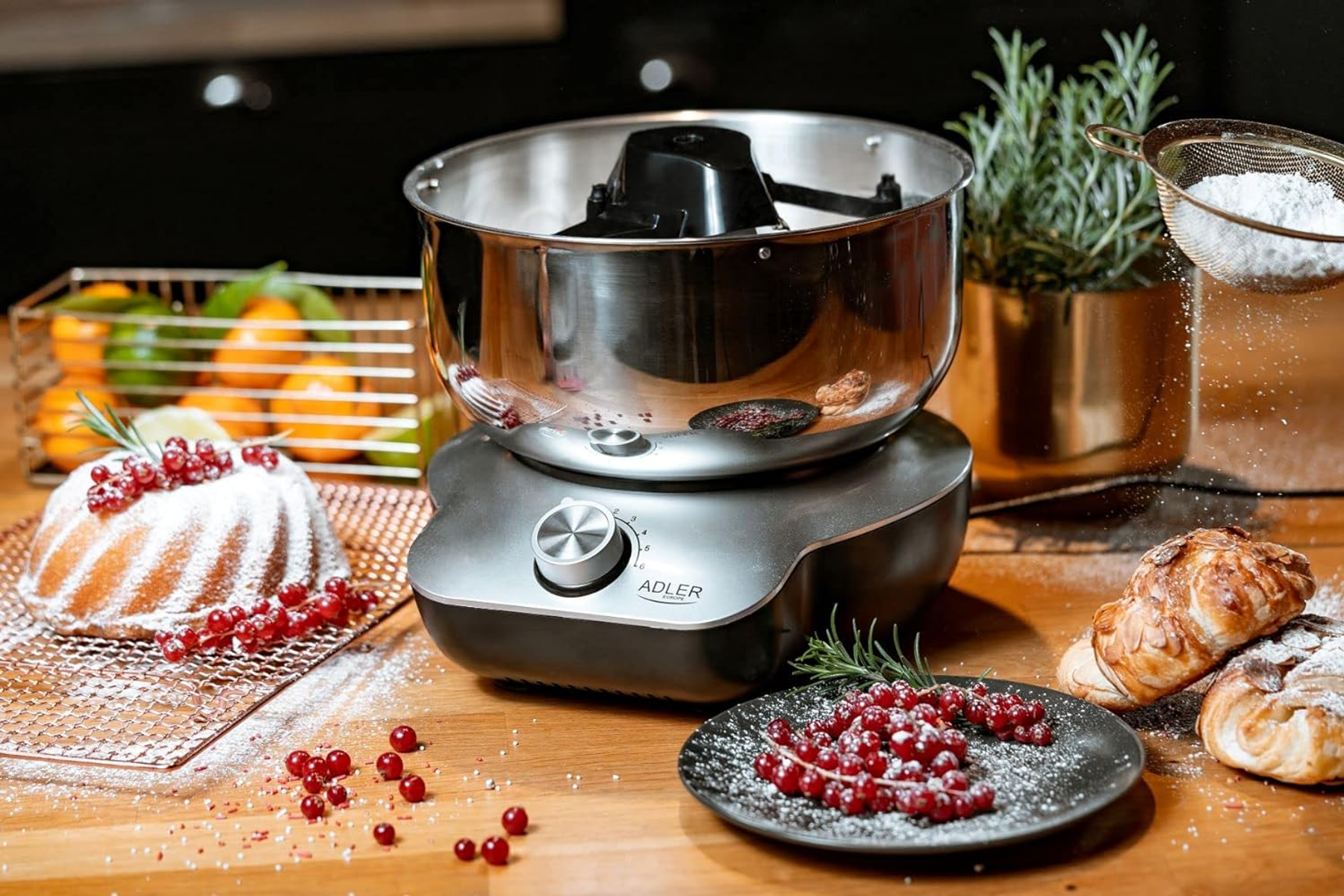 Küchenszene mit Rührschüssel und Backwaren, rote Beeren.