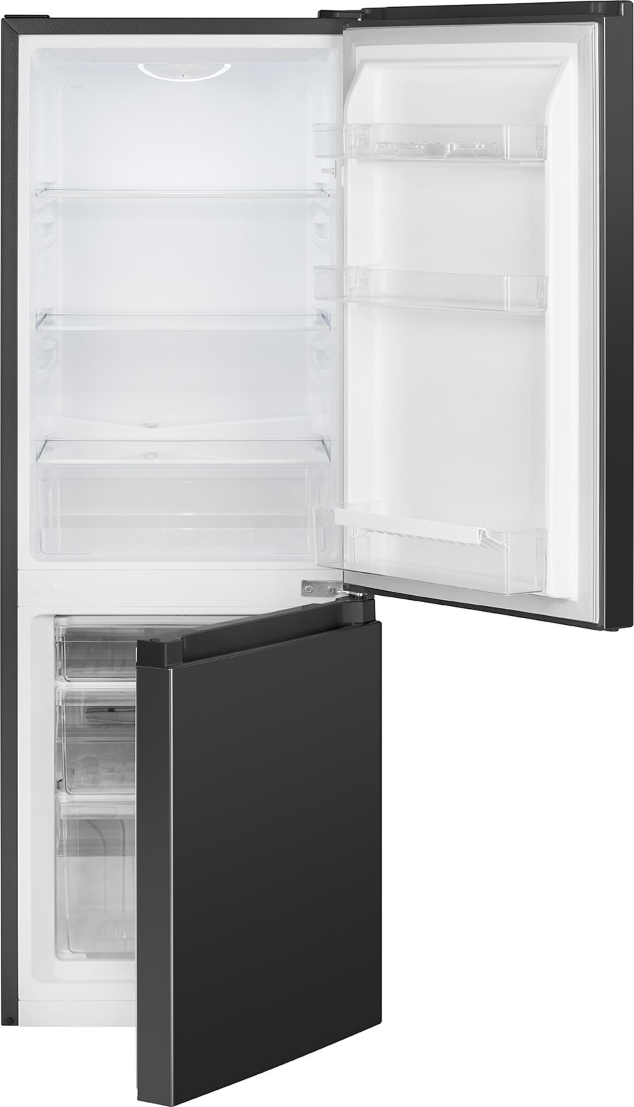 Czarna lodówka z otwartymi drzwiami, pokazująca półki i szuflady. Białe wnętrze.