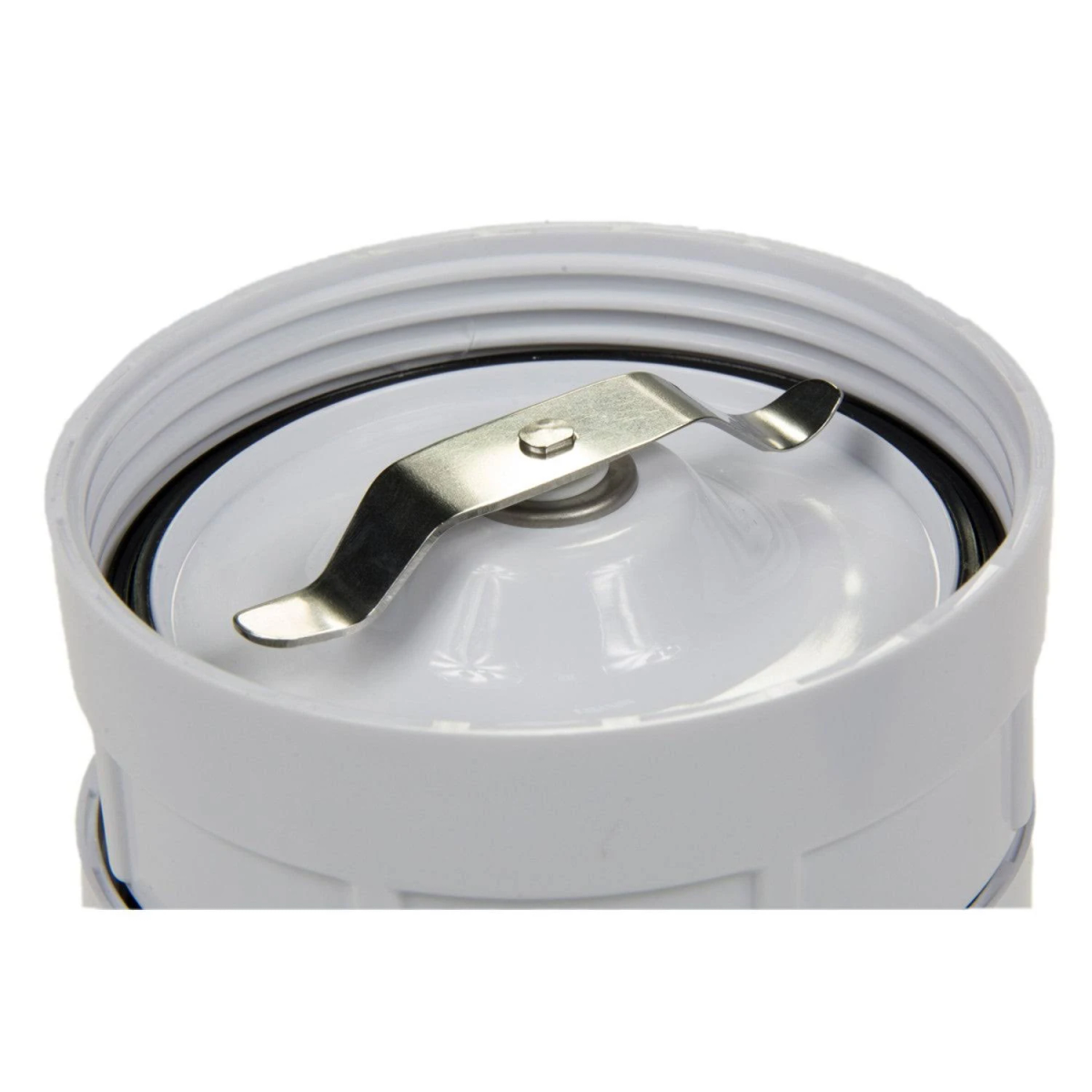 Vista superior de un recipiente blanco con una cuchilla de metal dentro, sobre fondo blanco.