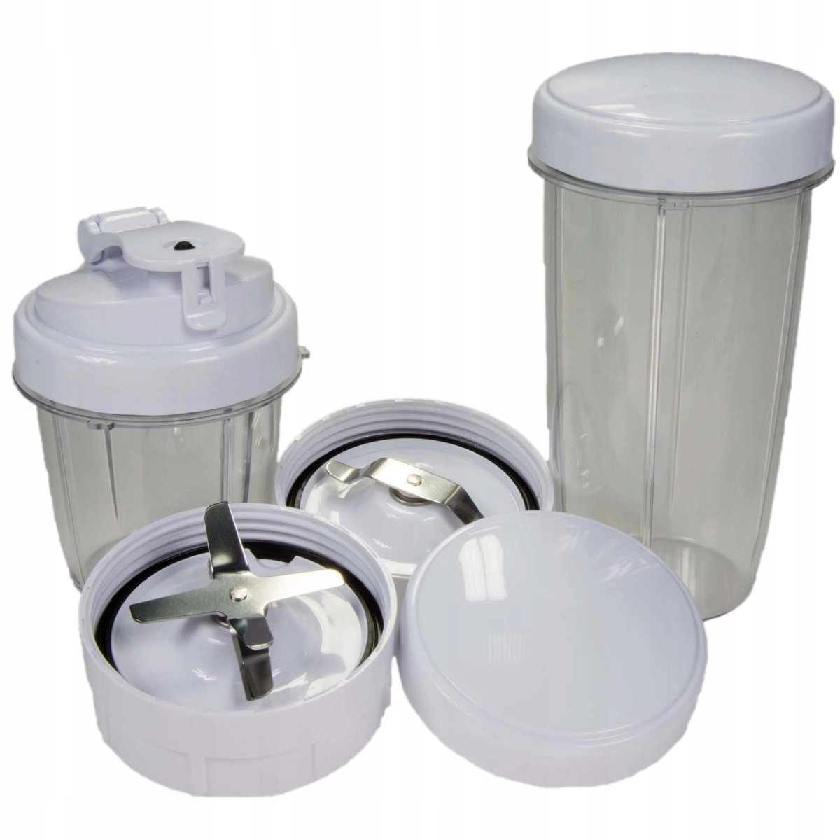 Piezas de licuadora blancas: dos vasos, dos cuchillas y dos tapas.