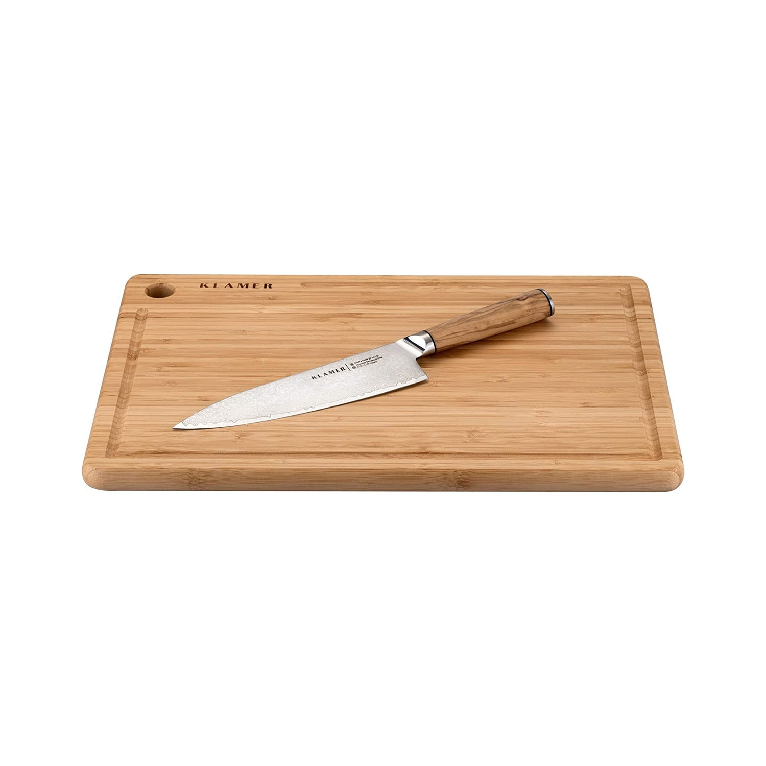 Ein hölzernes Schneidebrett mit einem Messer darauf. Das Messer hat einen Holzgriff. Weißer Hintergrund.