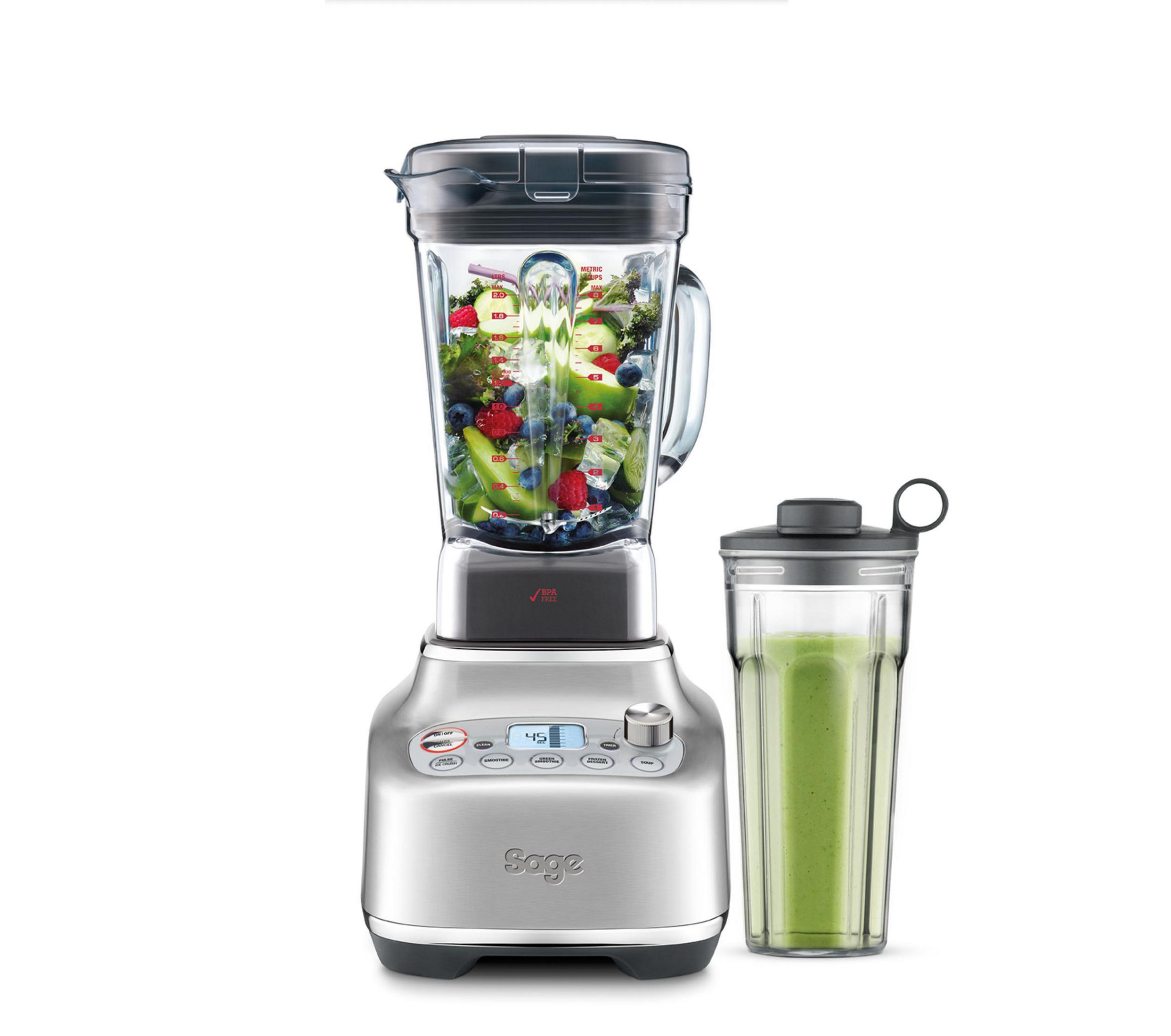 Blender ze składnikami i osobnym kubkiem smoothie na białym tle.