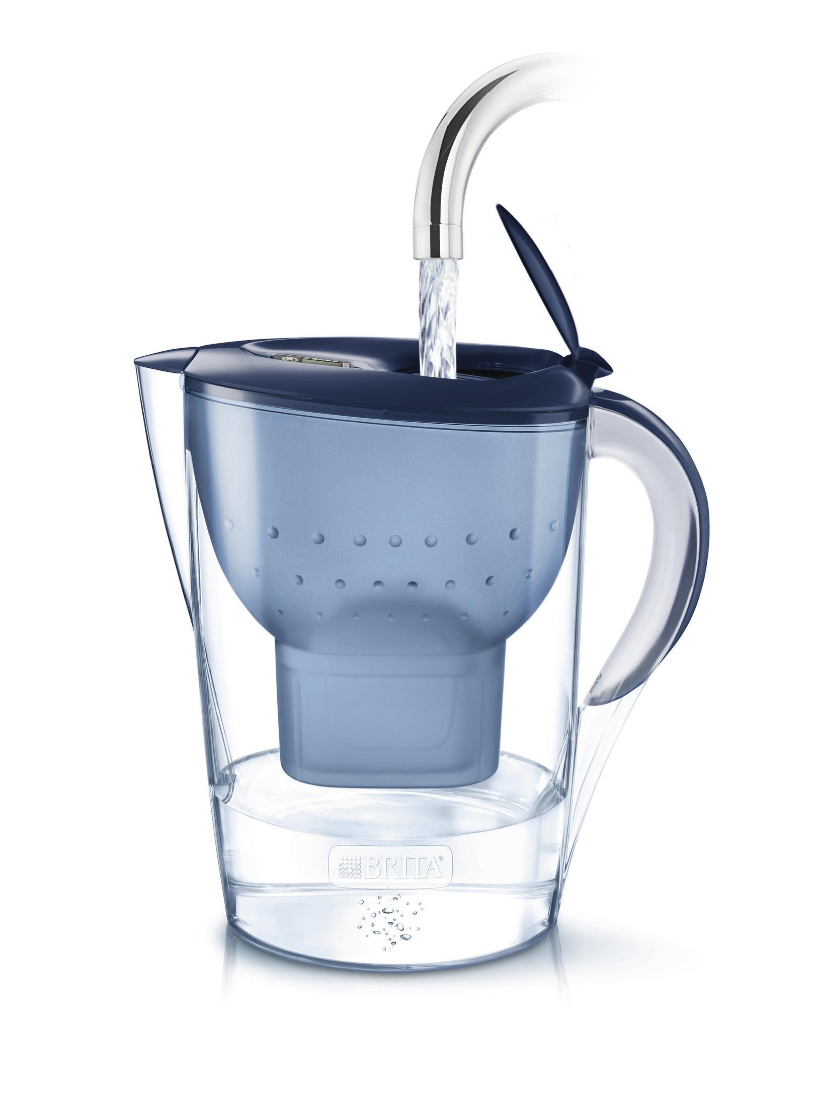 Ein Wasserfilterkrug, in den Wasser aus einem silbernen Wasserhahn fließt.