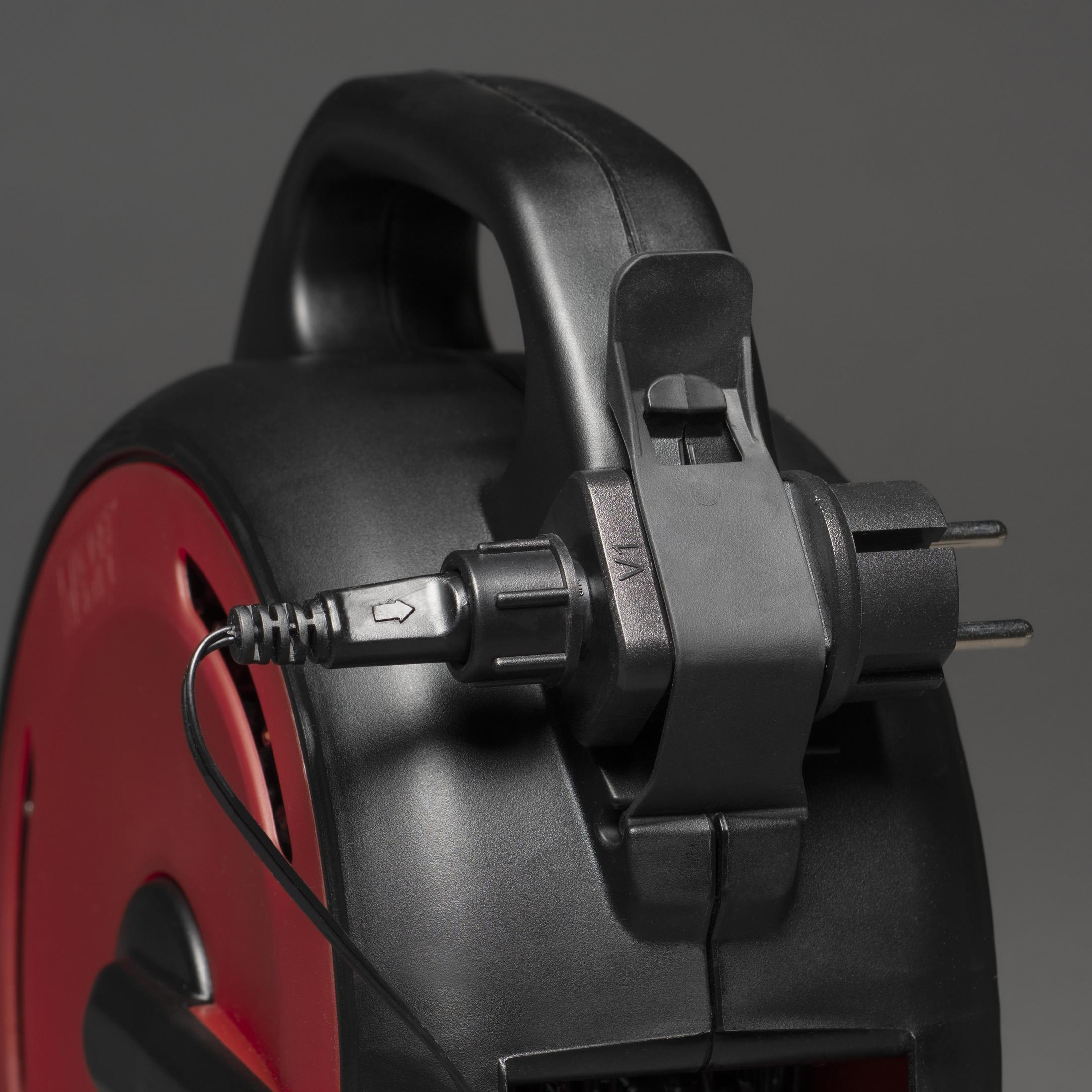 Nahaufnahme einer schwarz-roten Verlängerungskabeltrommel mit Stecker.