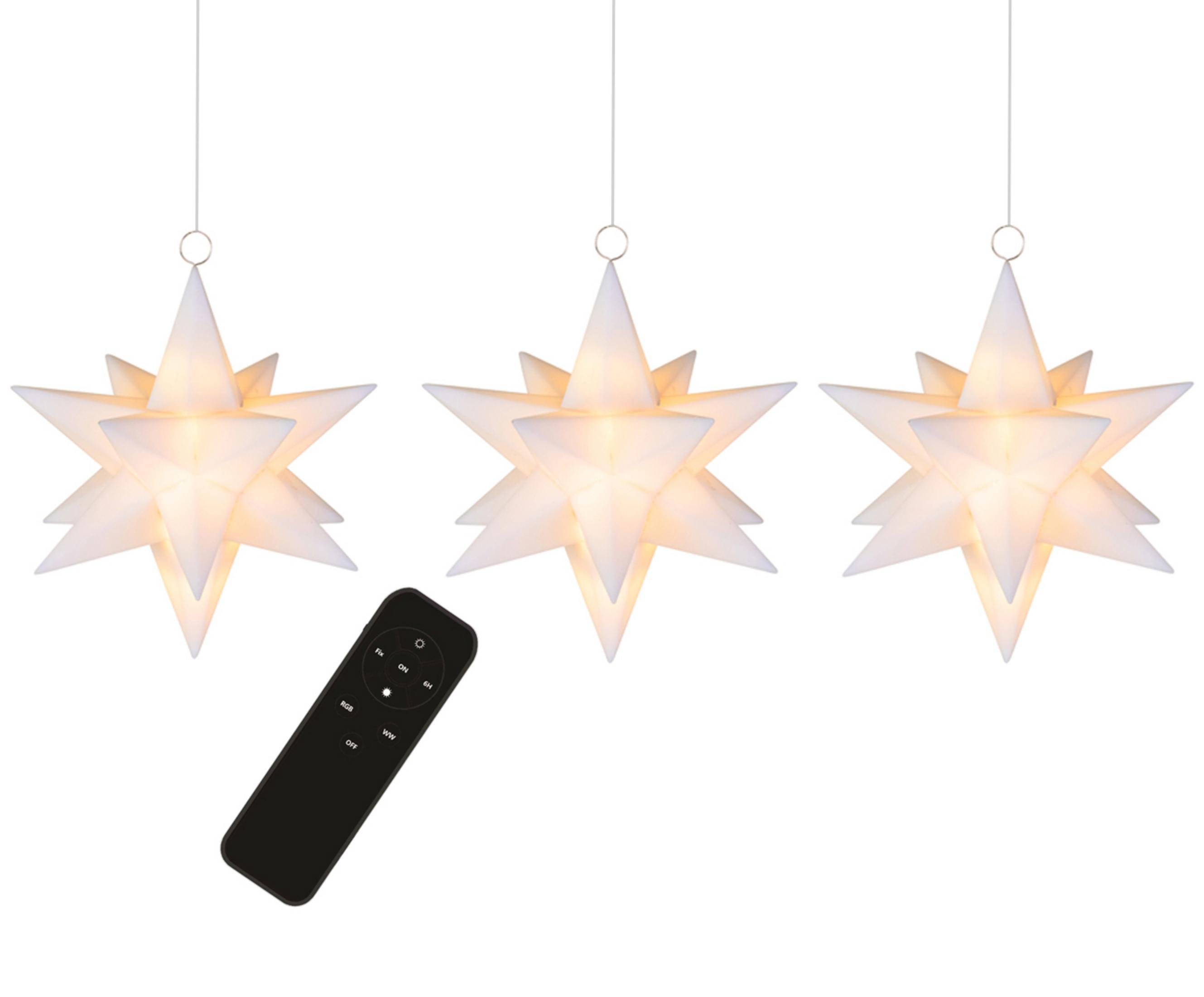 Drei weiße sternförmige Lichter hängen an Schnüren. Eine Fernbedienung liegt darunter. Weißer Hintergrund.