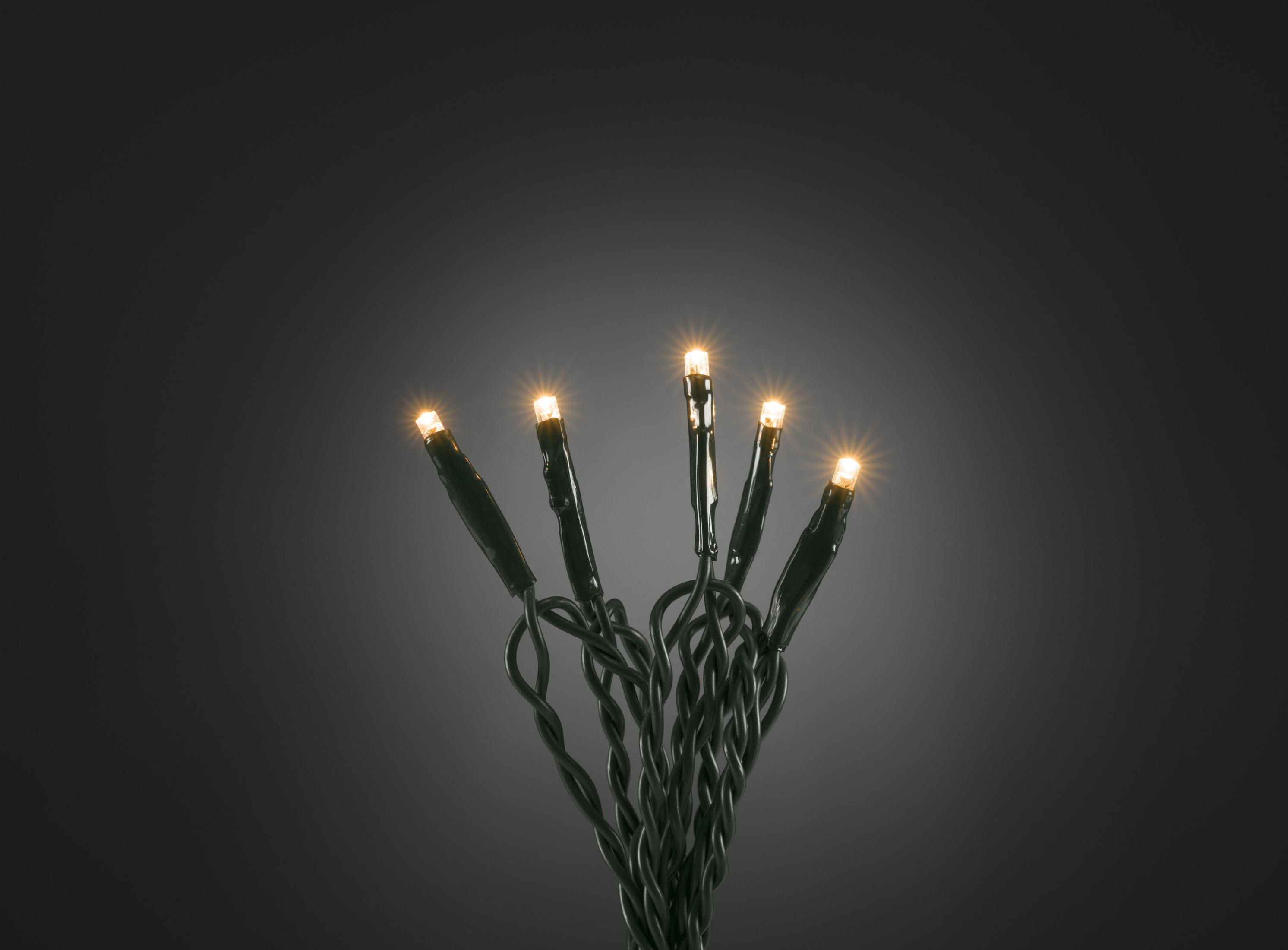 Primo piano di cinque piccole luci LED accese su sfondo scuro.