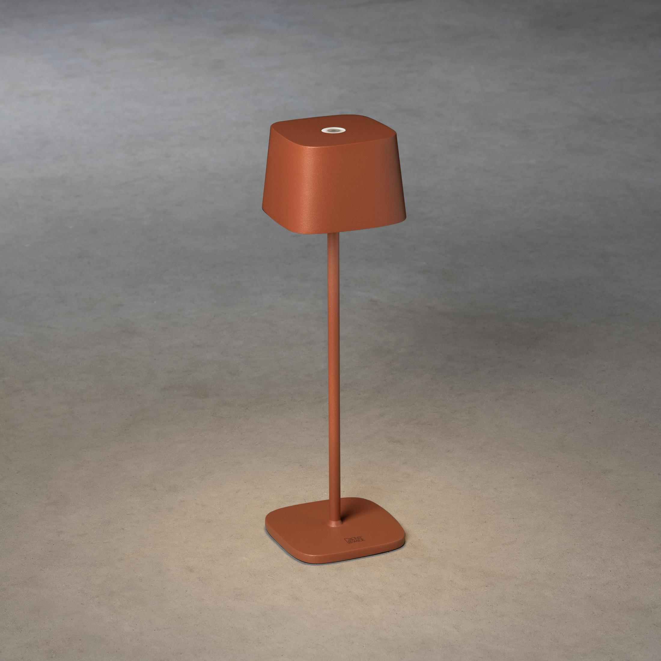 Braune Tischlampe mit quadratischem Lampenschirm. Der Sockel ist ebenfalls quadratisch.