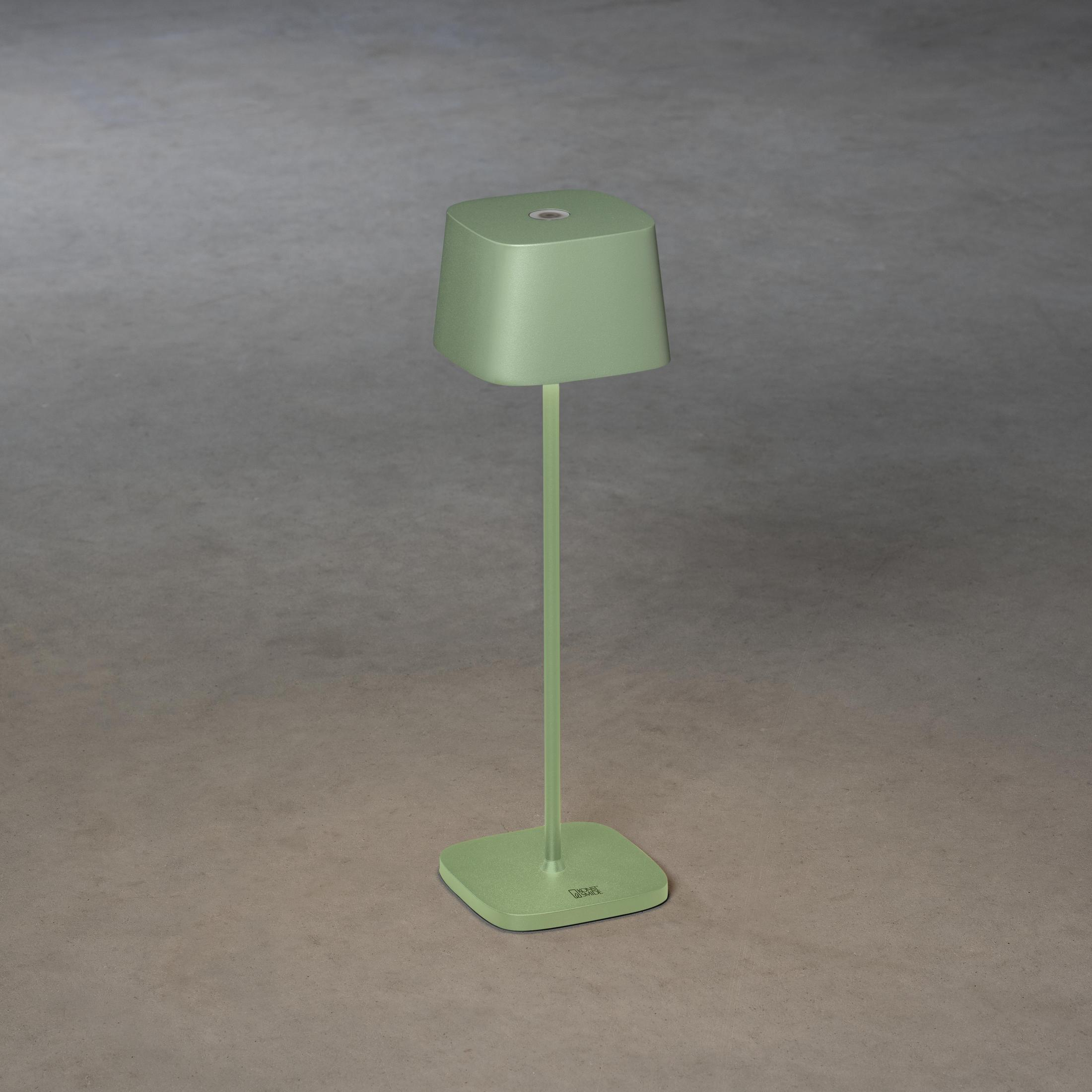 Eine grüne Lampe mit quadratischem Sockel, langem Stiel und quadratischem Lampenschirm.