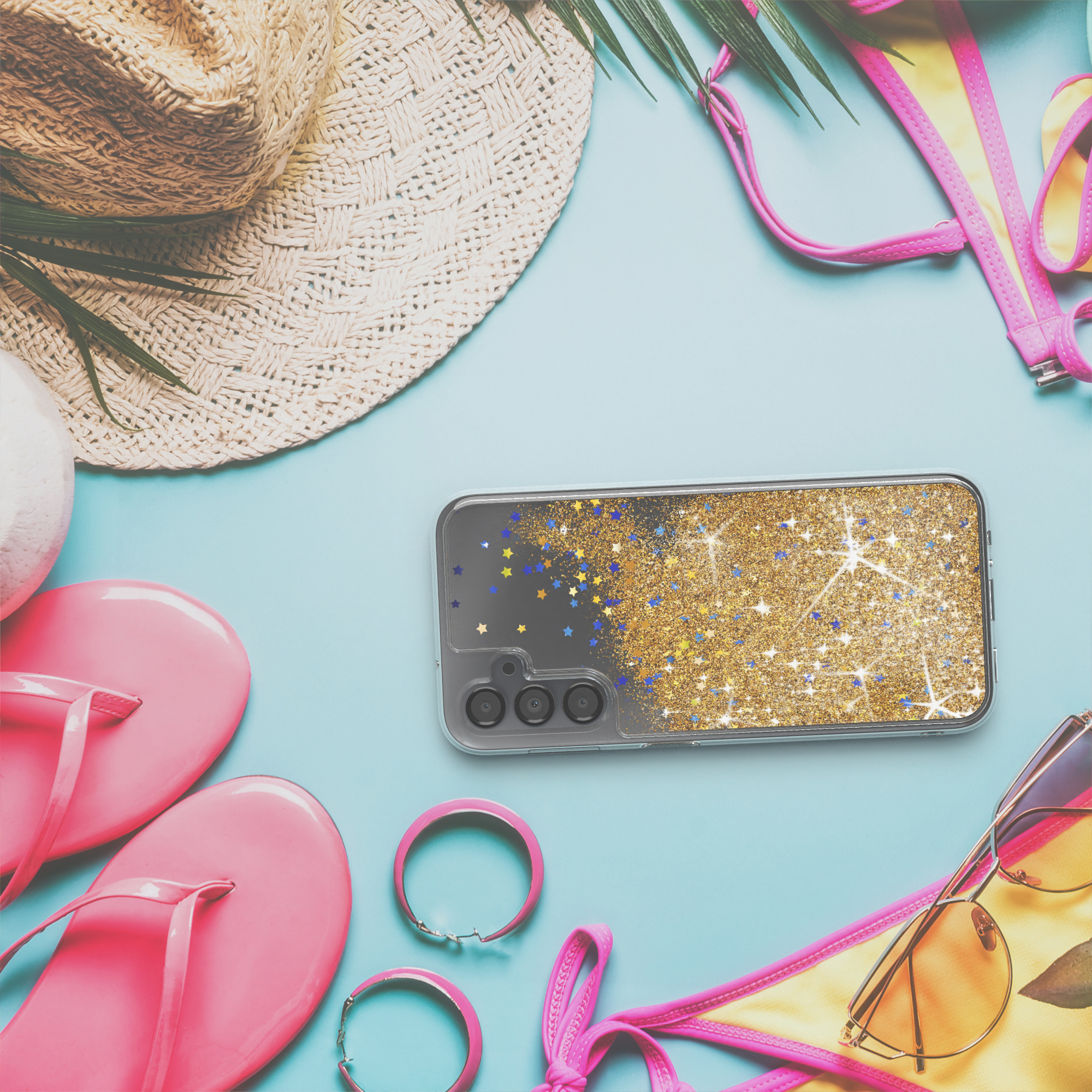 Ein Flatlay mit Sommerartikeln, darunter eine Handyhülle, Sonnenbrille, Hut und Strandaccessoires.