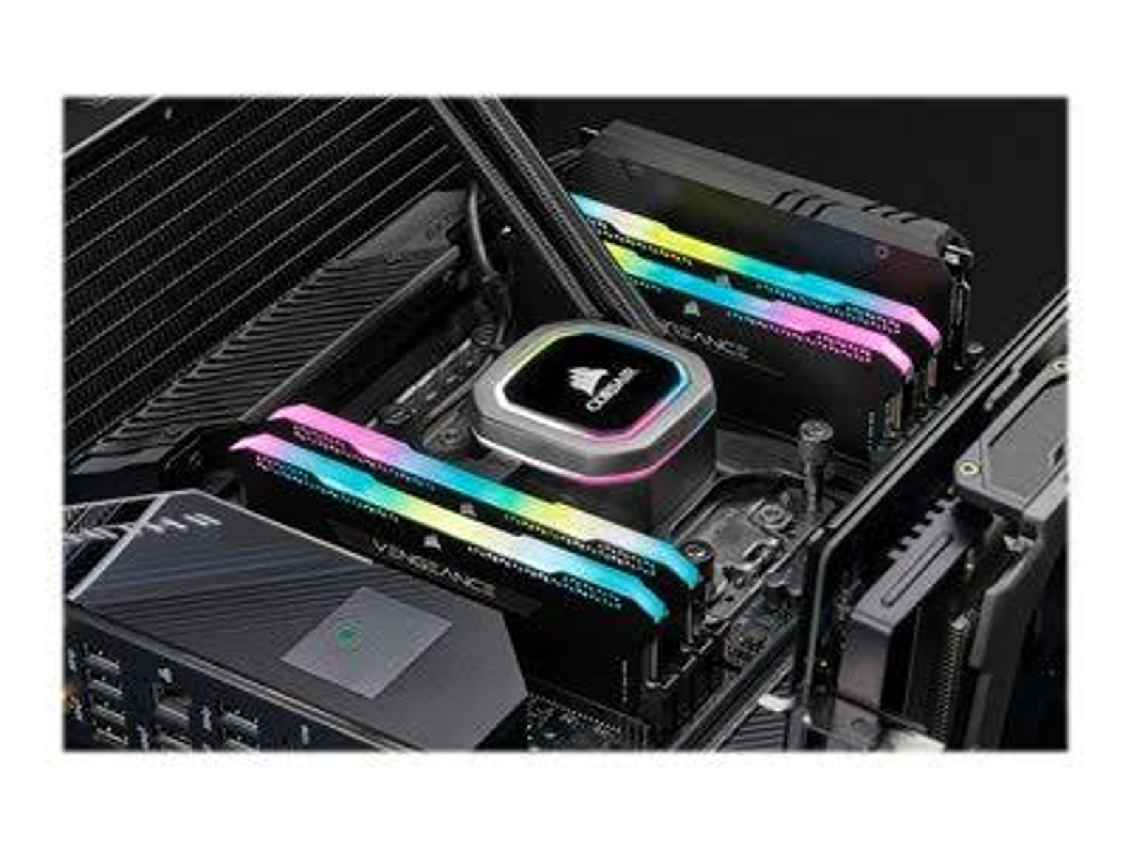 Un primer plano de los componentes de una computadora. Módulos de RAM con iluminación RGB, un enfriador de CPU y la placa base.