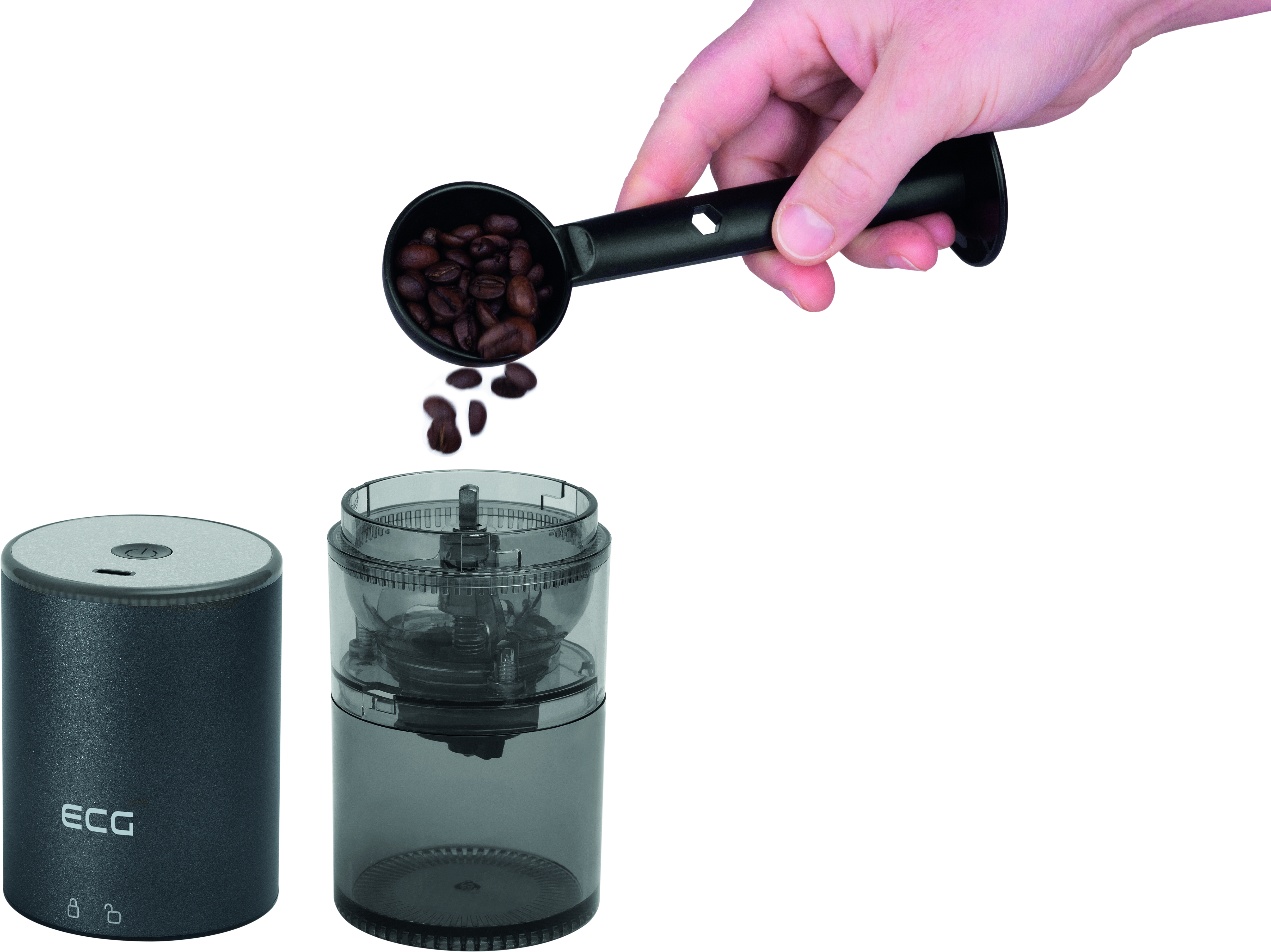 Kaffeebohnen werden mit einem Messlöffel in eine zerlegte graue ECG-Kaffeemühle gegossen.