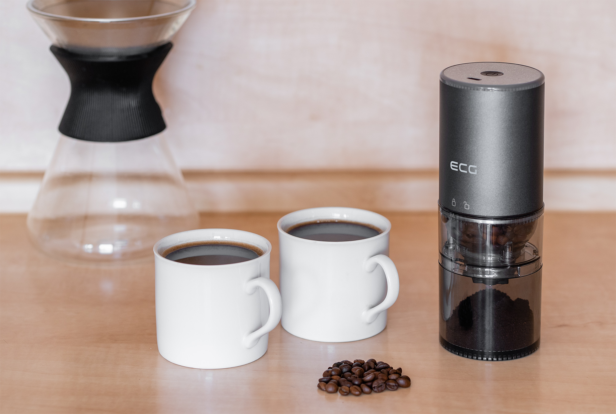 Zwei Tassen Kaffee, ECG-Mühle und Pour-Over-Setup auf einem Holztisch. Gemütliche Kaffeeszene.