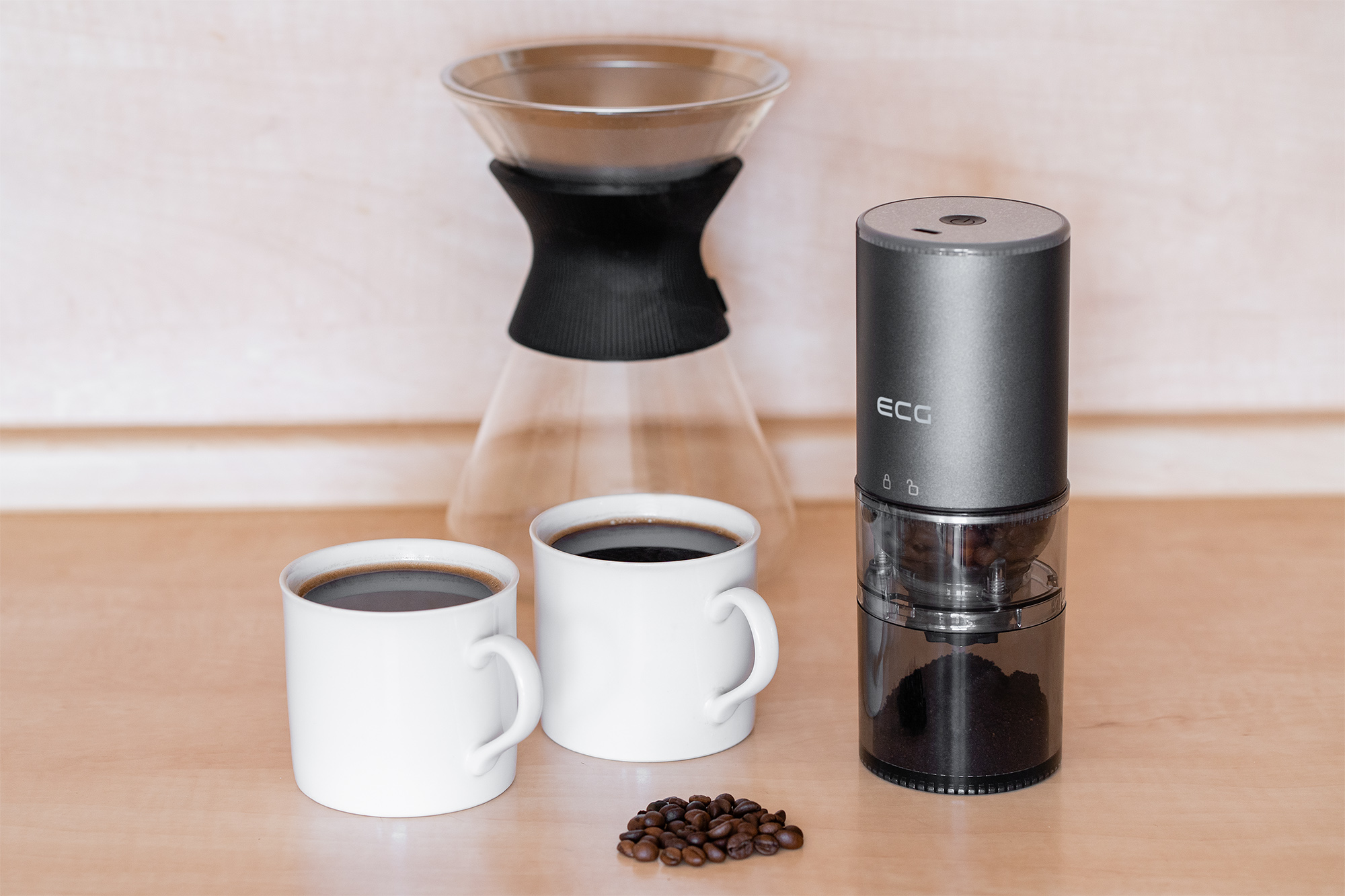 Kaffeezubereitung: Mahlwerk, zwei Kaffeetassen, Pour-Over und Bohnen. Auf Holz.