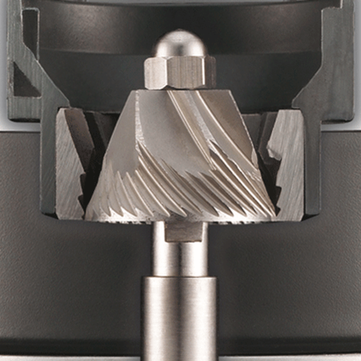 Zbliżenie na mechanizm mielący metalowego młynka do kawy z ostrzami.