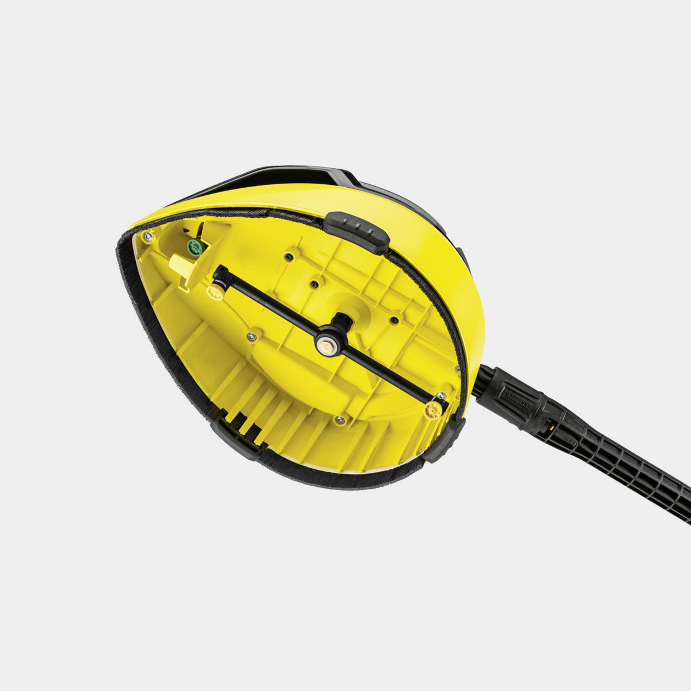 Żółta podstawa narzędzia czyszczącego z czarnym drążkiem i czarnym uchwytem. Widok z góry, na białym tle.