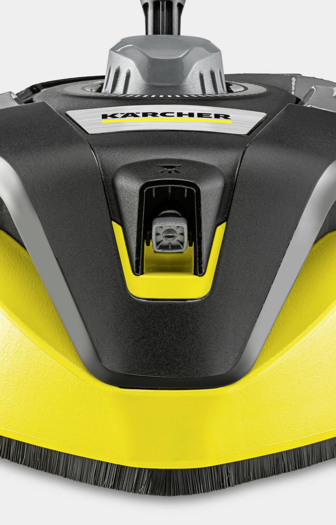 Zbliżenie czarno-żółtej głowicy czyszczącej. Widoczna marka KARCHER. Szczotki są ostre.