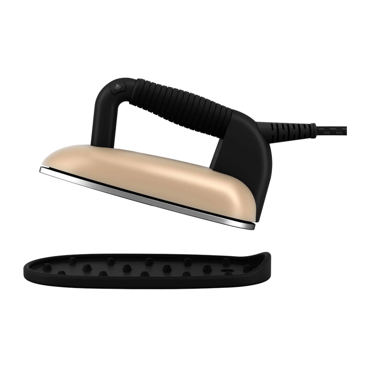 Beige Bügeleisen auf schwarzem Sockel. Schwarzer Griff, Kabel und silberne Akzente. Weißer Hintergrund.