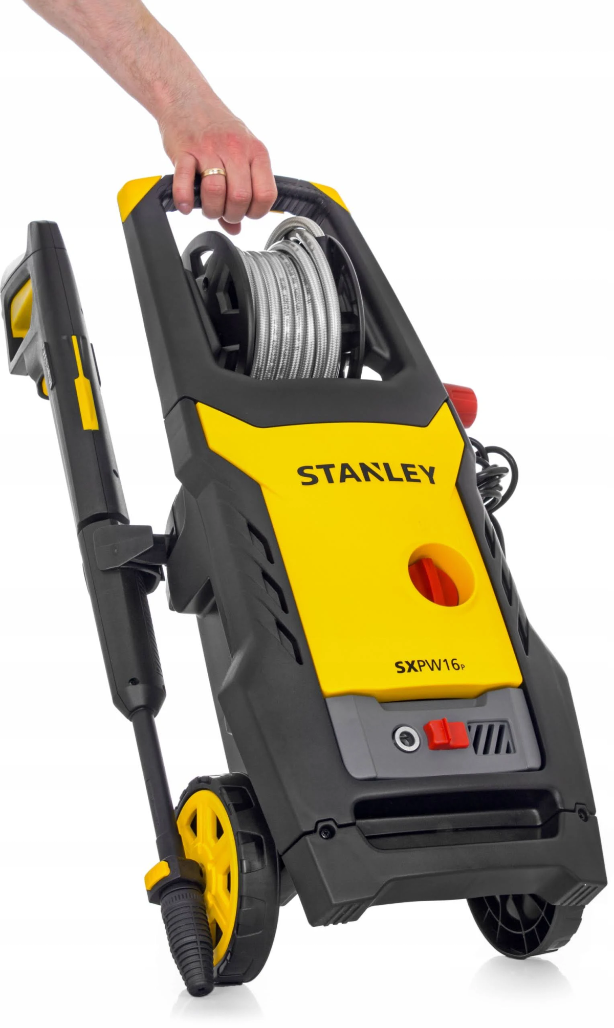 Un'idropulitrice gialla e nera è tenuta da una mano. Il marchio è Stanley e il modello è SXPW16E.