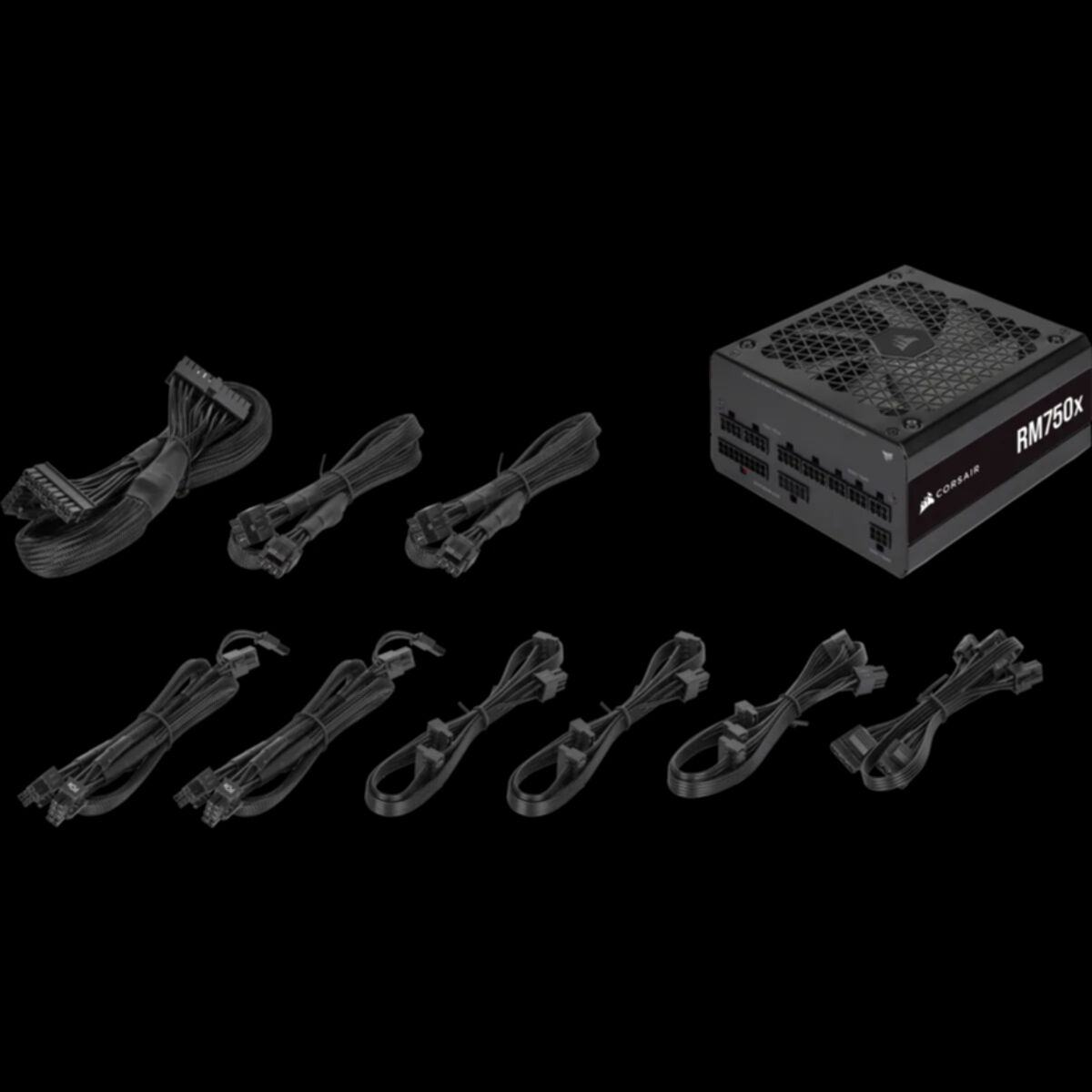Un alimentatore nero con più cavi neri su sfondo nero. L'alimentatore è etichettato RM750x.