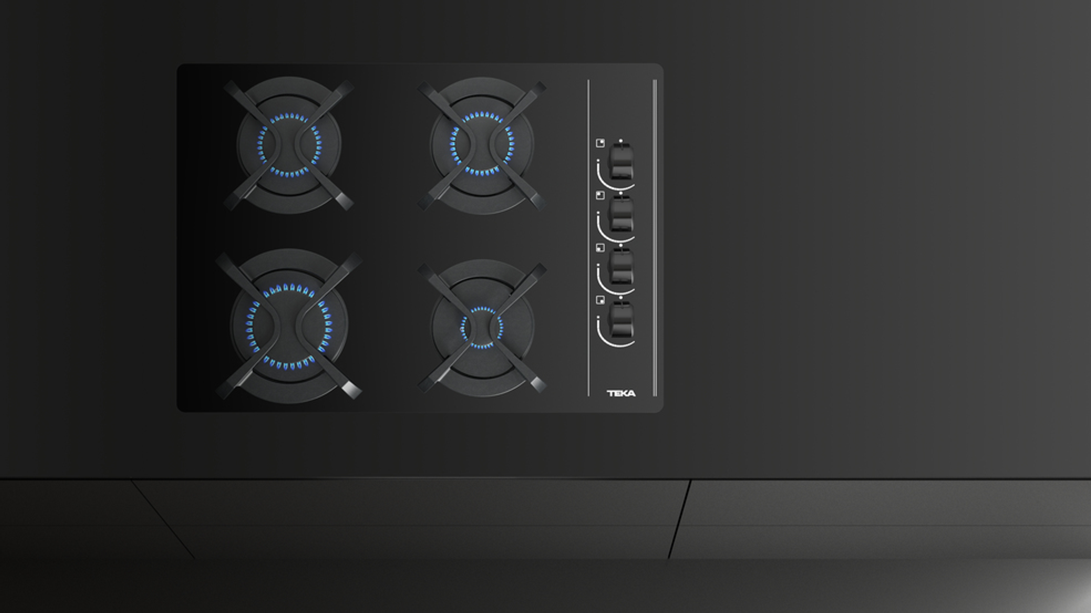 Czarna płyta kuchenna z czterema palnikami. Panel sterowania znajduje się po prawej stronie.