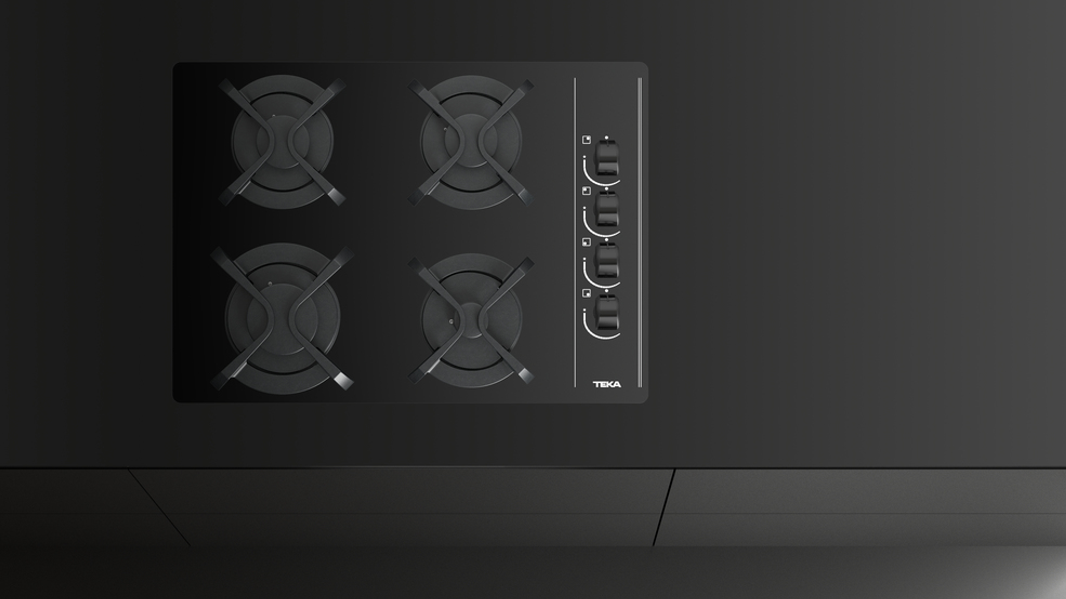 Czarna płyta grzewcza z czterema palnikami i panelem sterowania na czarnym blacie. Teka.