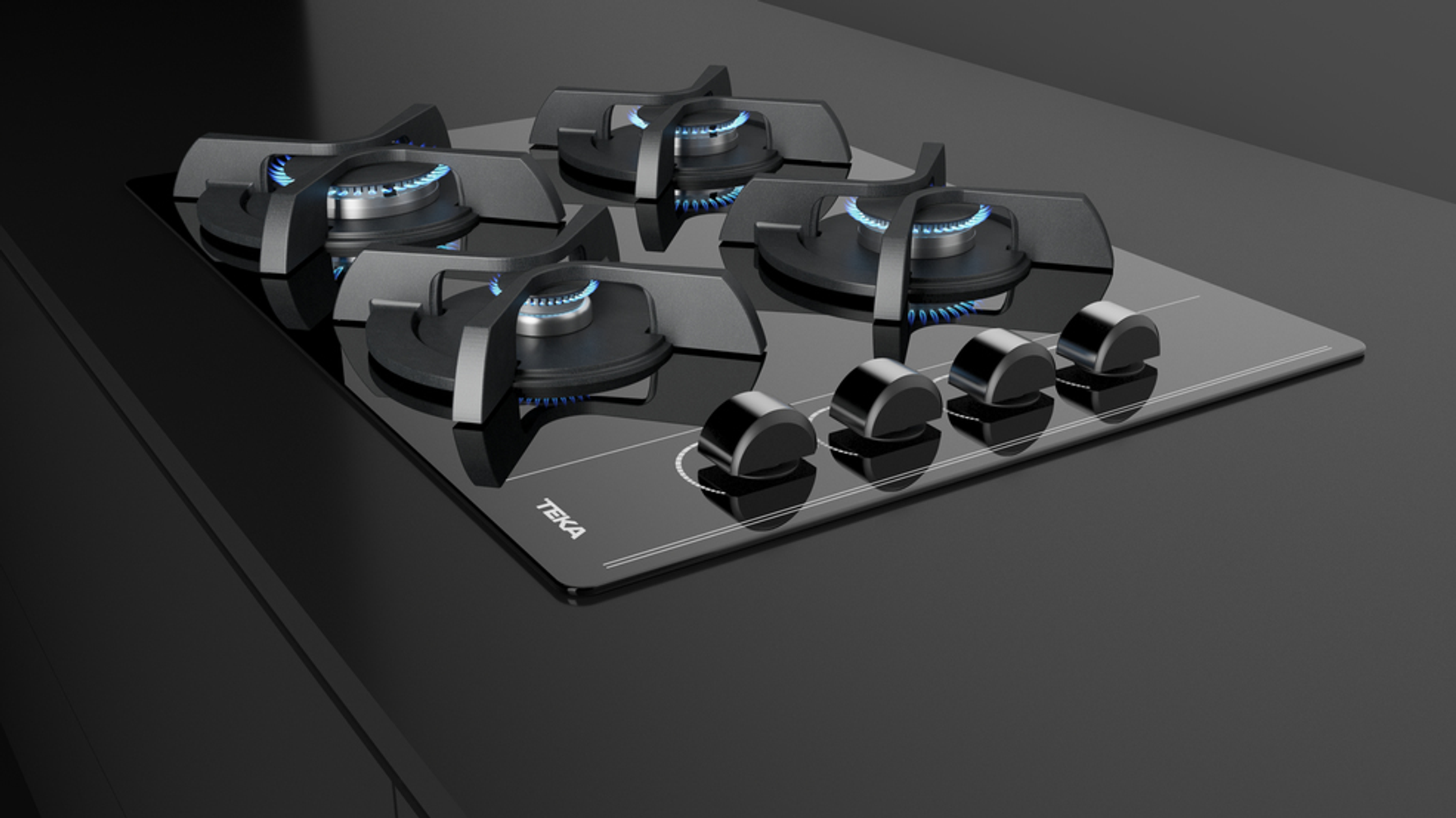 Czarna płyta grzewcza ze szkła z czterema palnikami, niebieskimi płomieniami i logo Teka.