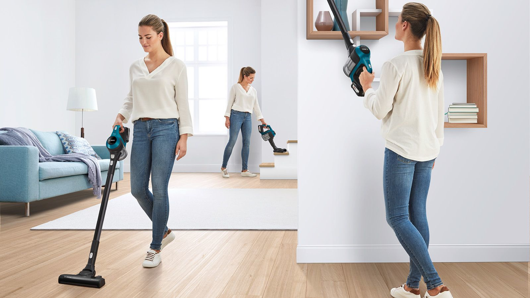 Kobieta używająca bezprzewodowego odkurzacza w nowoczesnym salonie.