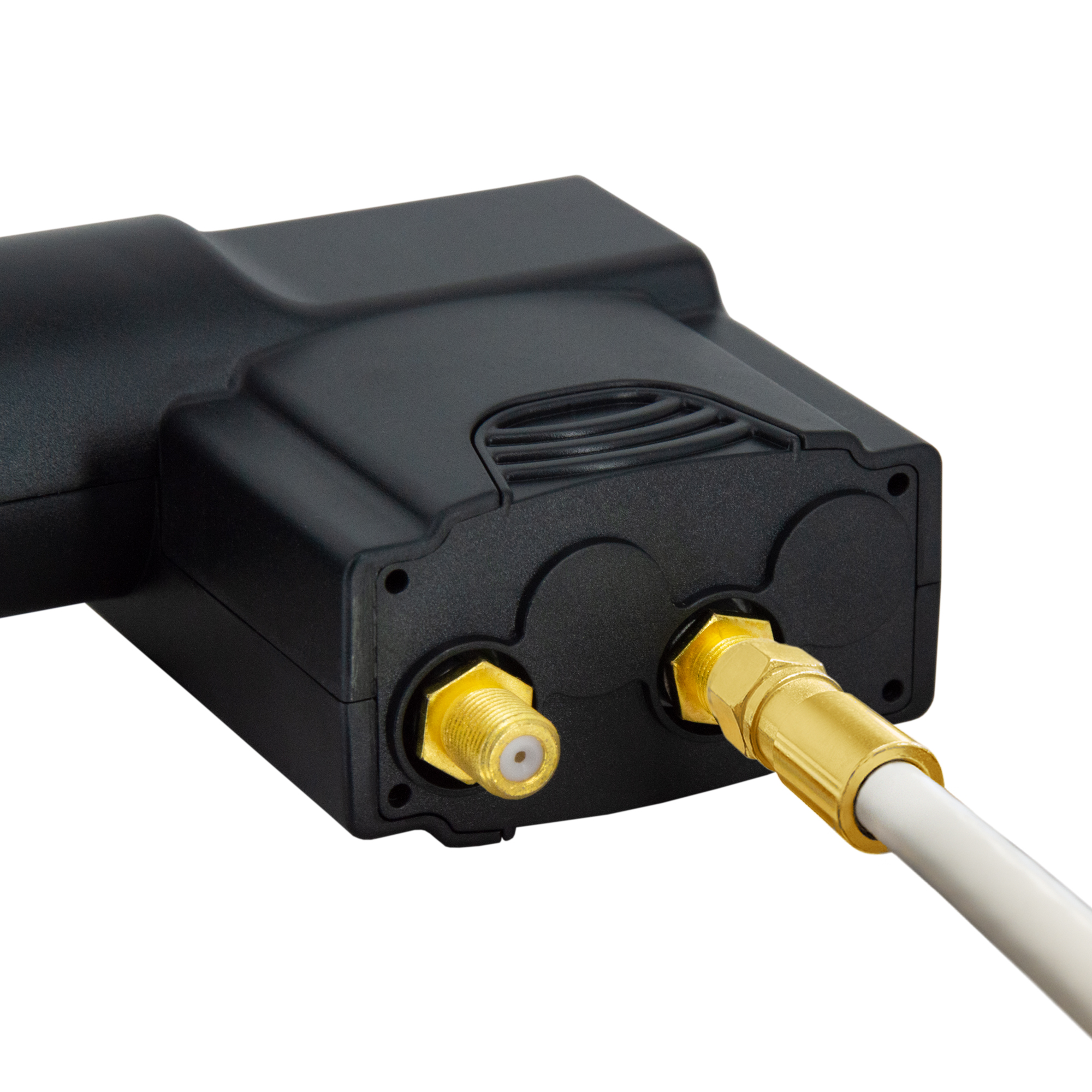 Nahaufnahme eines schwarzen Geräts mit Goldanschlüssen und einem weißen Kabel, das sich nach rechts erstreckt.