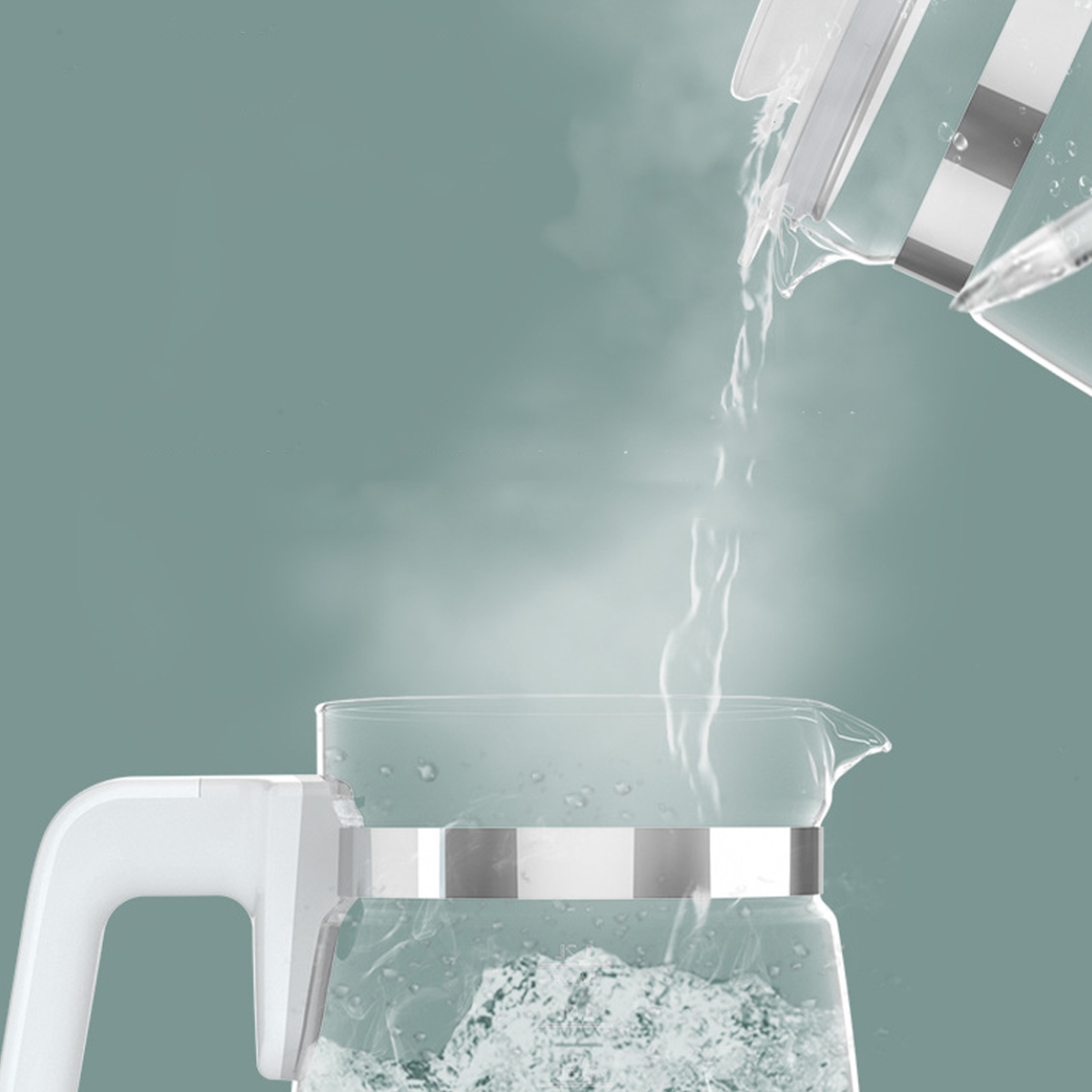Wasser wird in einen Glaskrug gegossen. Dampf steigt auf. Weißer Griff, grüner Hintergrund.
