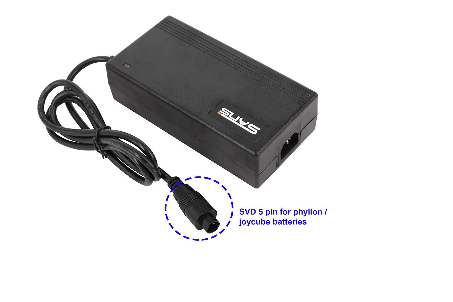Schwarzes Netzteil mit Kabel und Stecker. Der Stecker ist mit „SVD 5-polig für Phylon/Joycube-Akkus“ beschriftet.