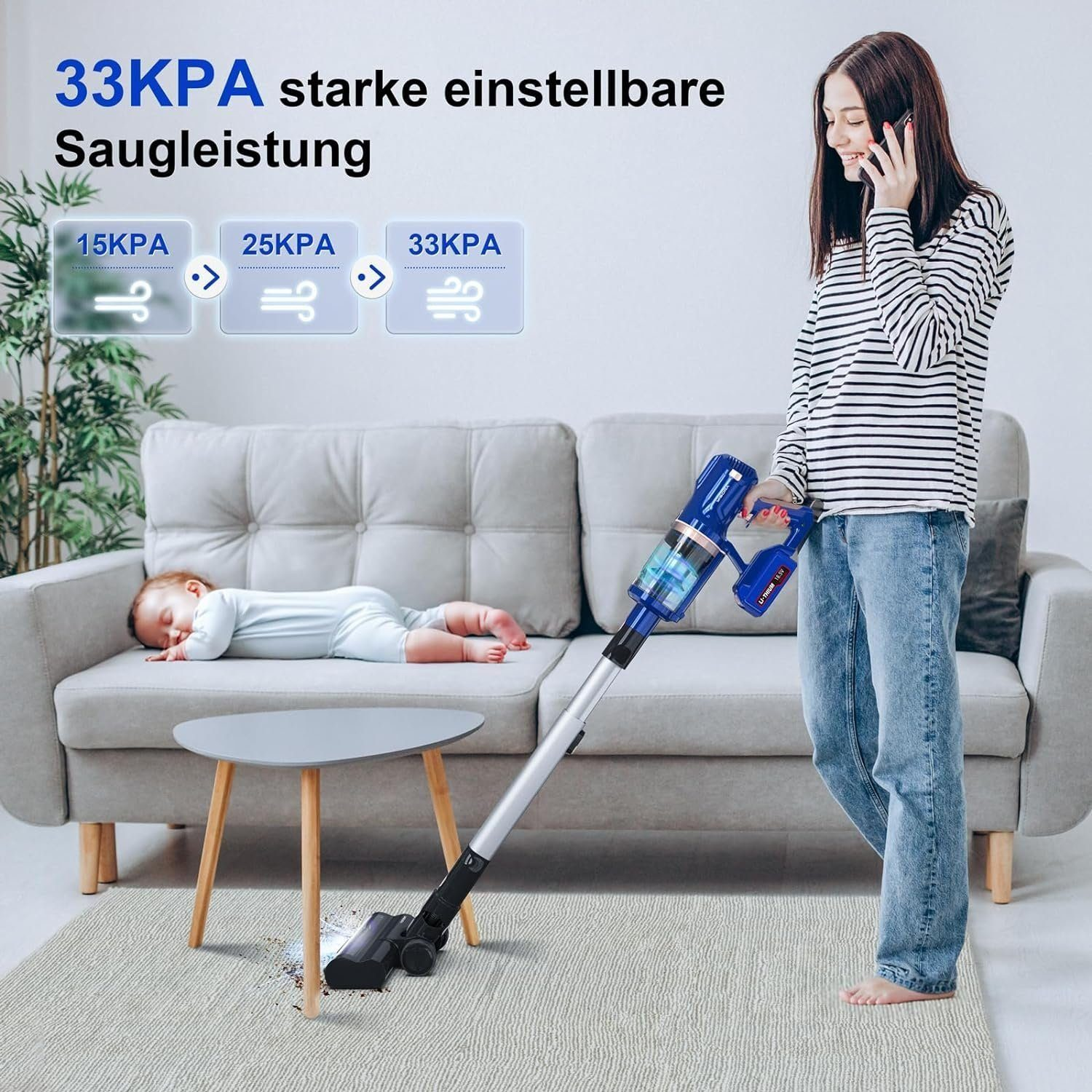 Frau, die einen Teppich mit einem blauen Staubsauger saugt. Ein Baby schläft auf einem Sofa, ein Tisch steht davor.