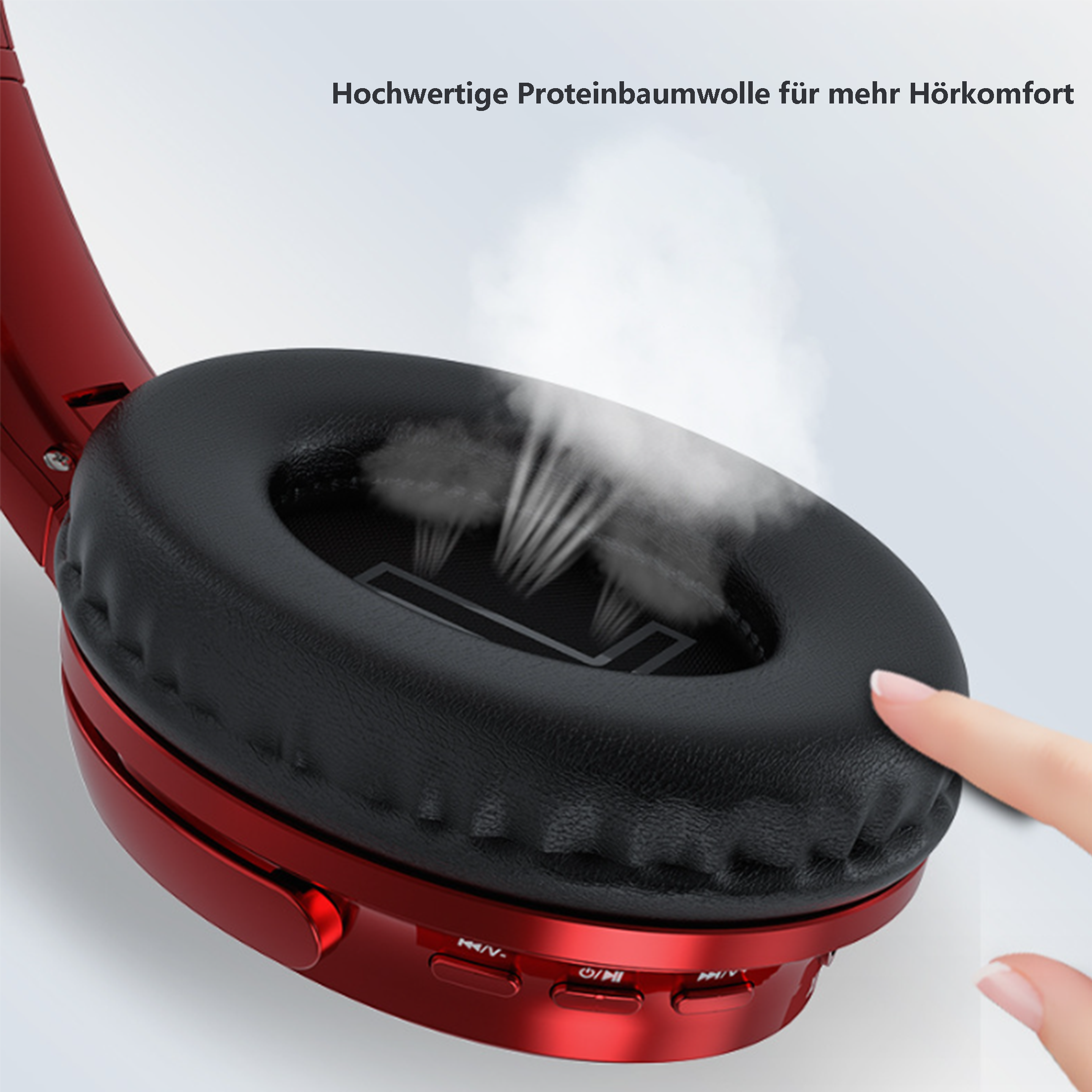 Rote Kopfhörer mit schwarzen Ohrmuscheln. Ein Finger berührt eine Ohrmuschel.