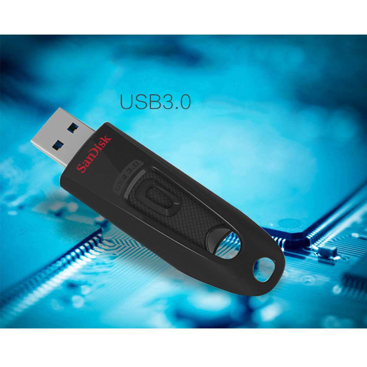 Schwarzer USB-Stick mit Sandisk-Logo und USB 3.0-Aufschrift. Vor blauem, unscharfem Hintergrund.