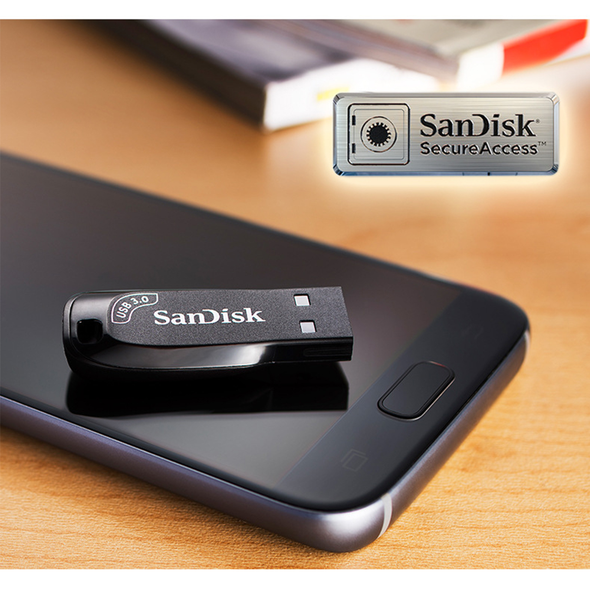 Schwarzer USB-Stick auf einem Telefon. Telefon hat schwarzen Bildschirm.