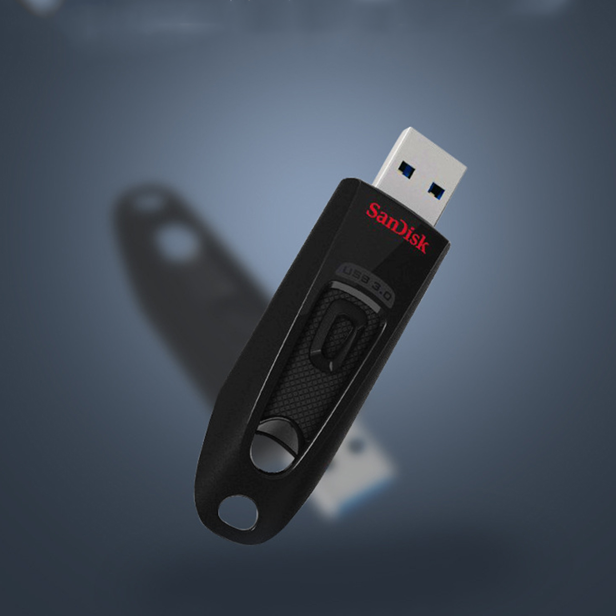 Schwarzer SanDisk USB-Stick mit rotem Logo, USB 3.0. Der Hintergrund ist unscharf.