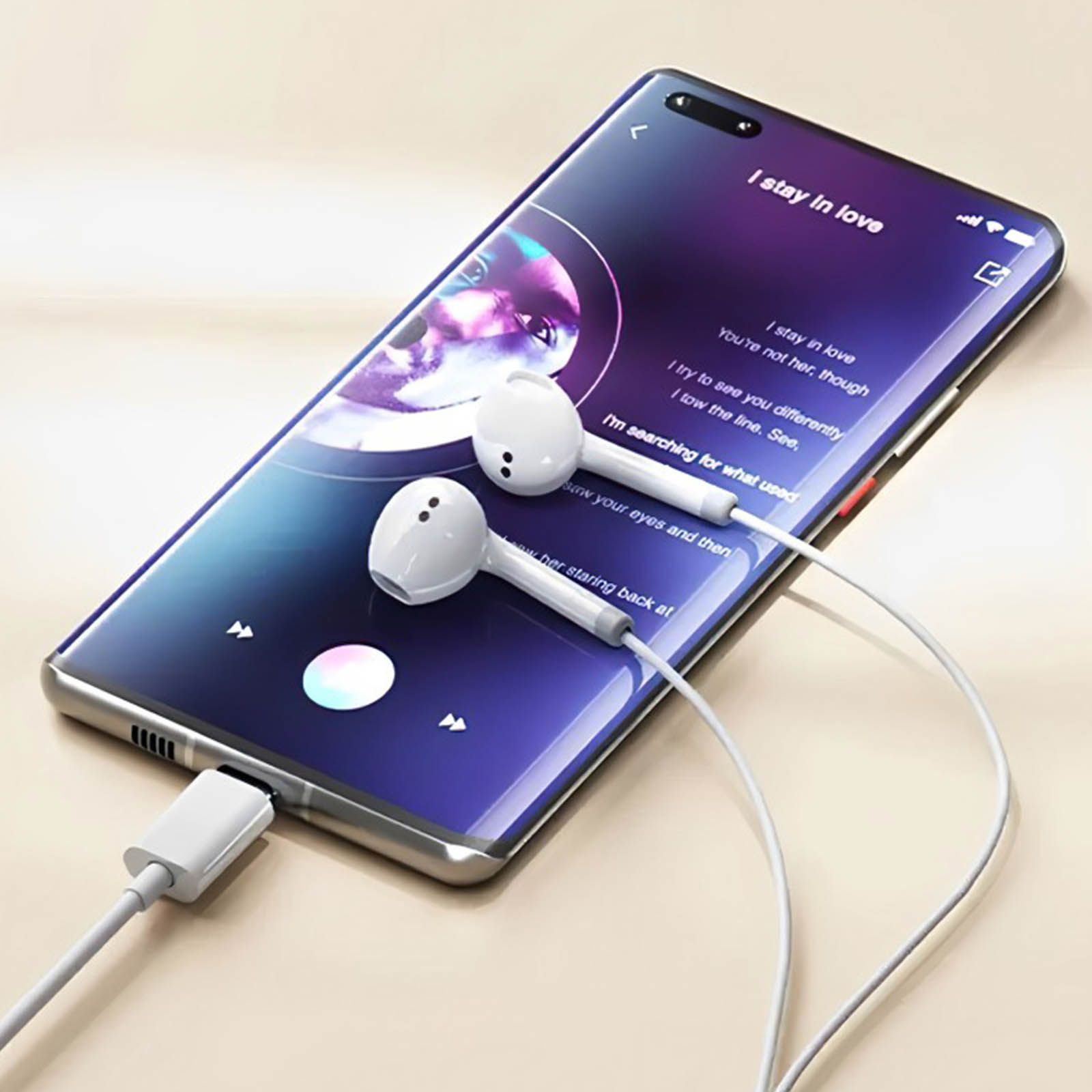 Smartphone mit angeschlossenen Kopfhörern, der eine Musikoberfläche mit Text auf dem Bildschirm anzeigt.