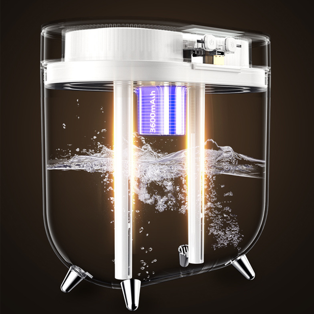 Ein transparenter Behälter mit einer blauen Batterie und Wasser, mit Blasen und Lichtstrahlen.