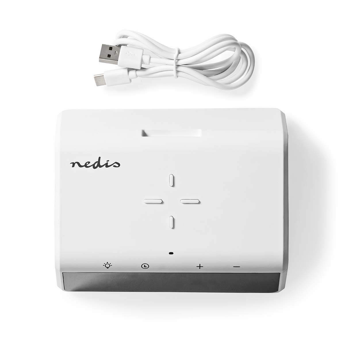 Ein weißes Gerät mit Knöpfen, einem Licht und einem Kabel. Ein USB-C-Kabel und ein USB-A-Kabel sind ebenfalls vorhanden.
