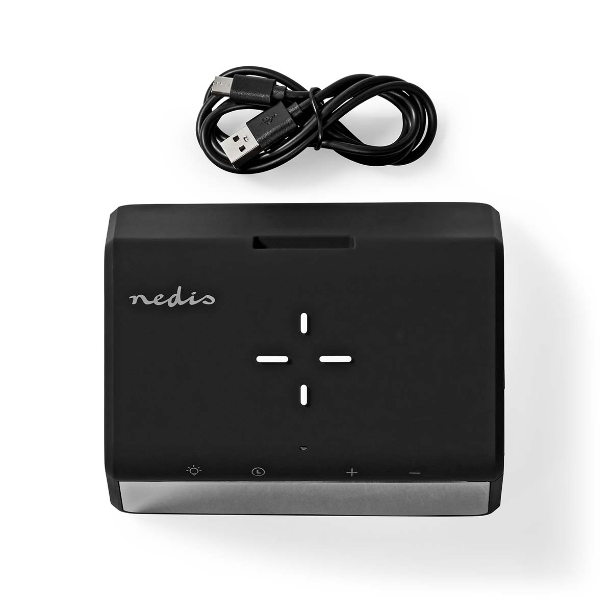 Ein schwarzes kabelloses Ladepad mit einem USB-Kabel obenauf, isoliert vor weißem Hintergrund.
