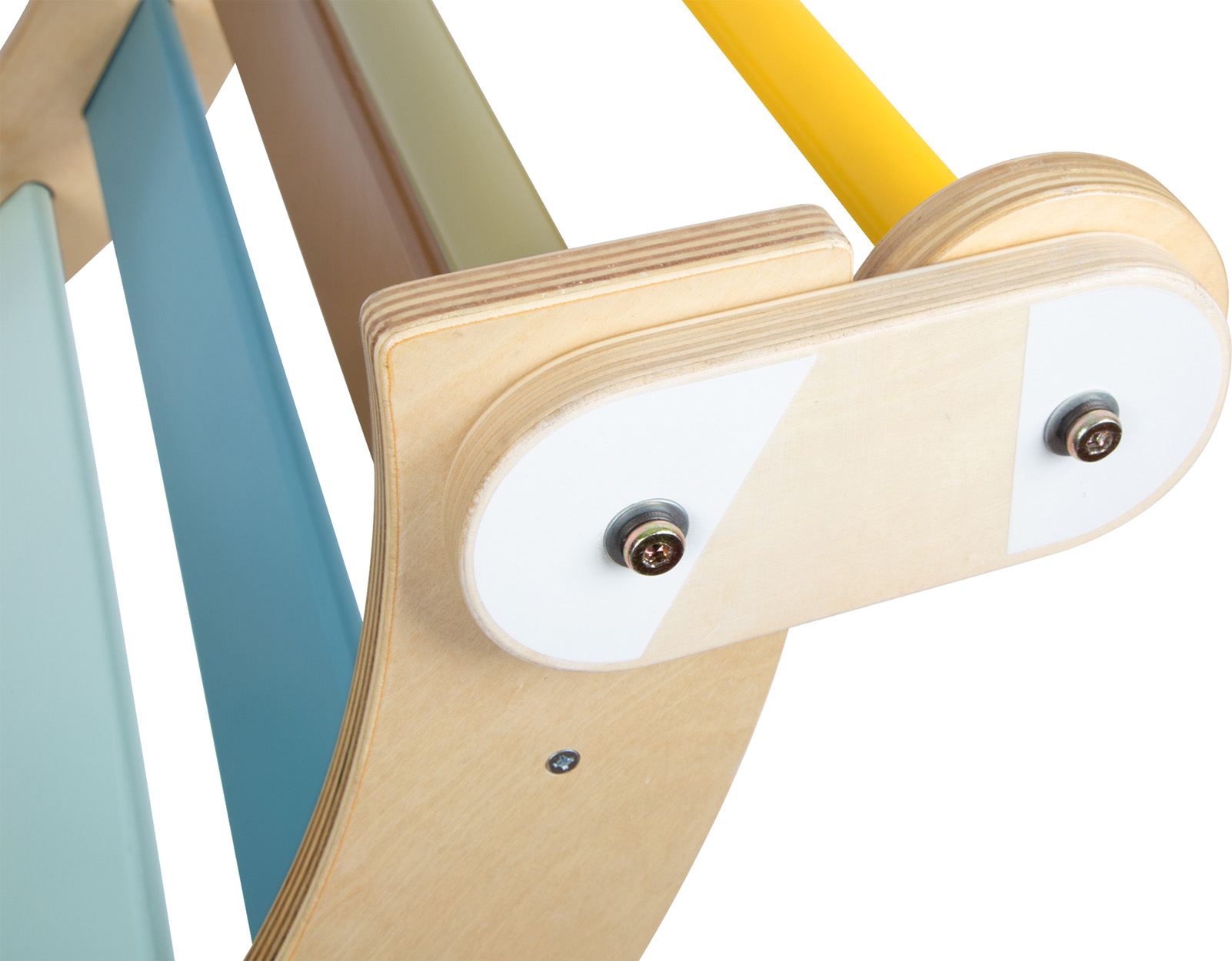 Nahaufnahme eines bunten Holz-Kletterbogens mit Schrauben und gelber Stange.