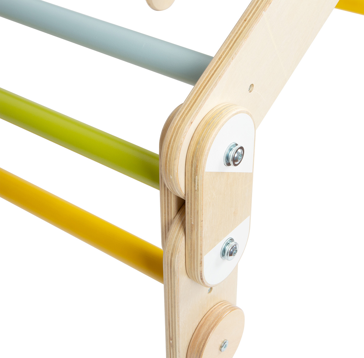 Klettergerüst aus Holz mit bunten Sprossen und Verbindungen.