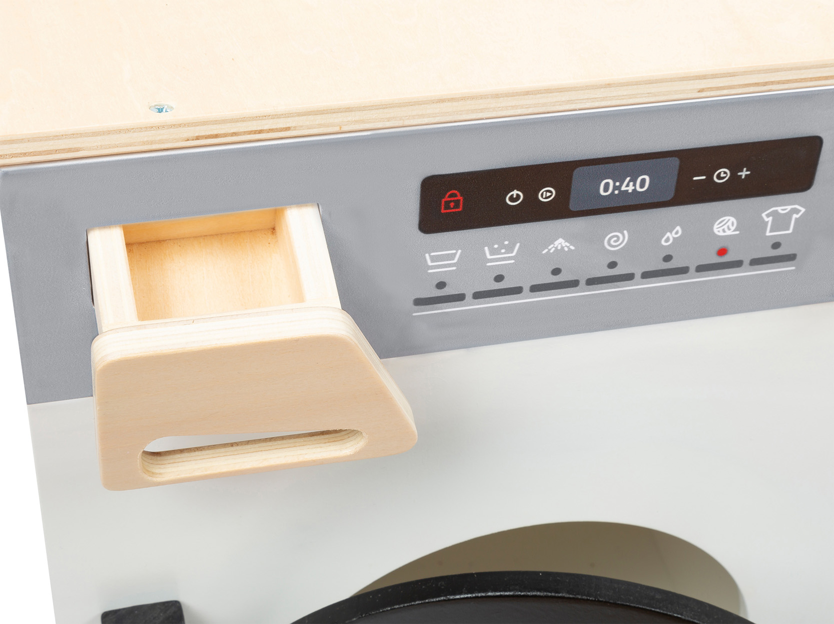 Nahaufnahme einer Spielzeugwaschmaschine mit geöffneter Waschmittelschublade.