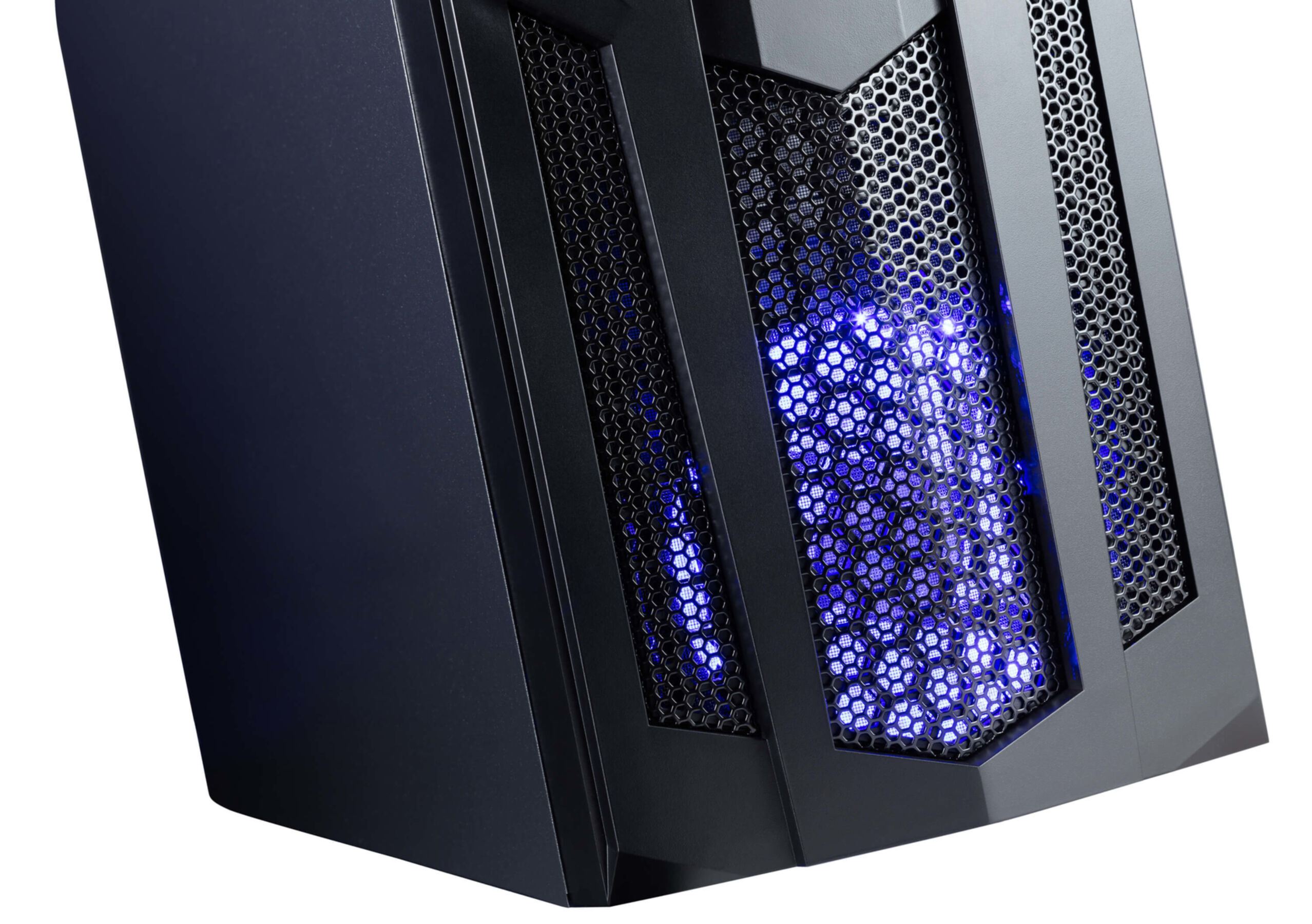 Schwarzes Computergehäuse mit blau leuchtenden Lichtern im Inneren, Nahaufnahme.
