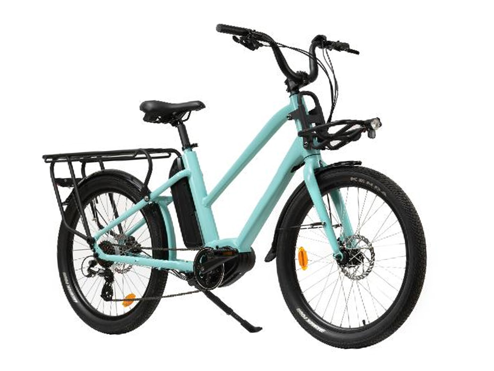 Bicicleta eléctrica azul claro con accesorios negros sobre fondo blanco.